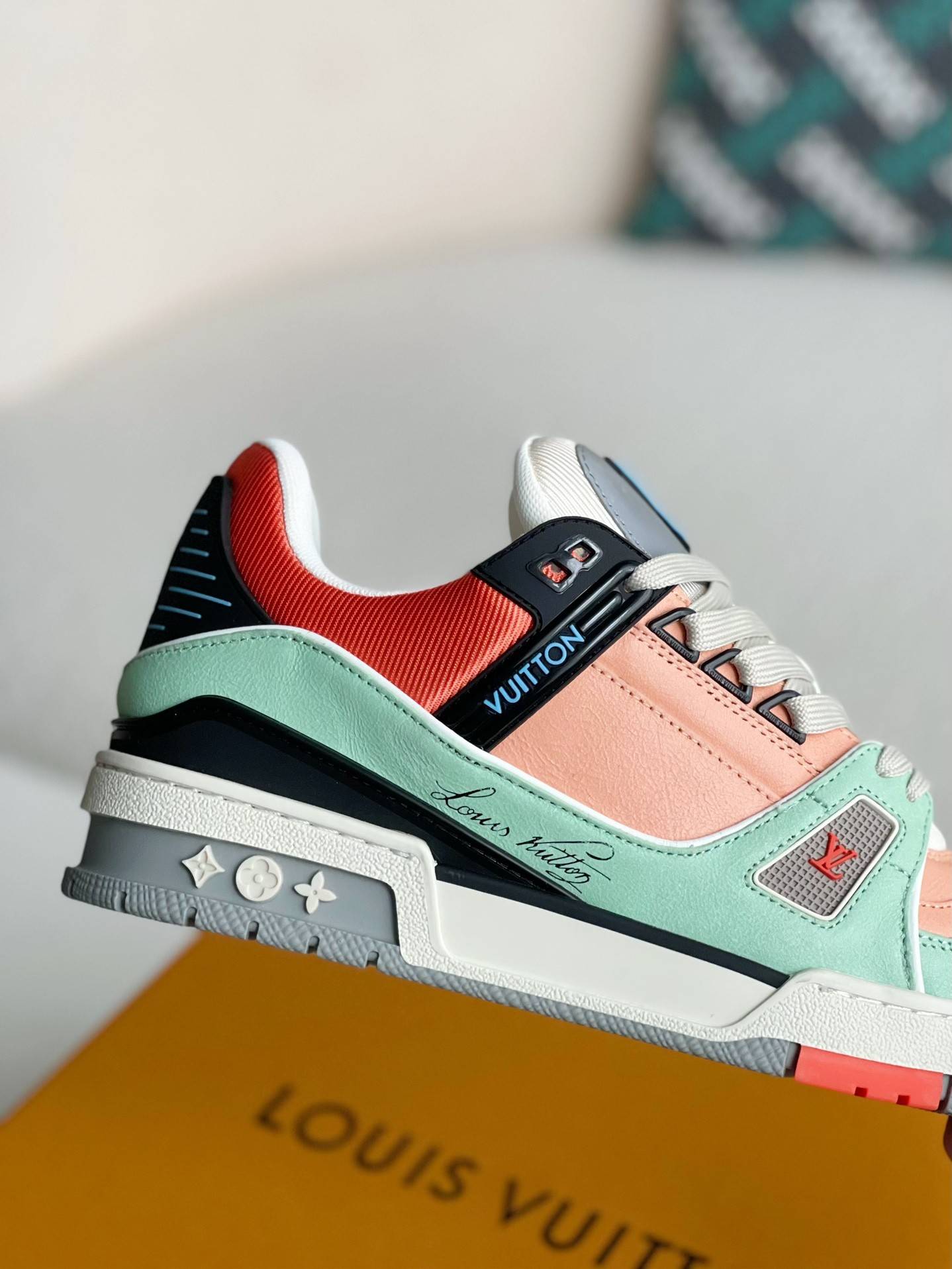 L*V TRAINER Sneakers