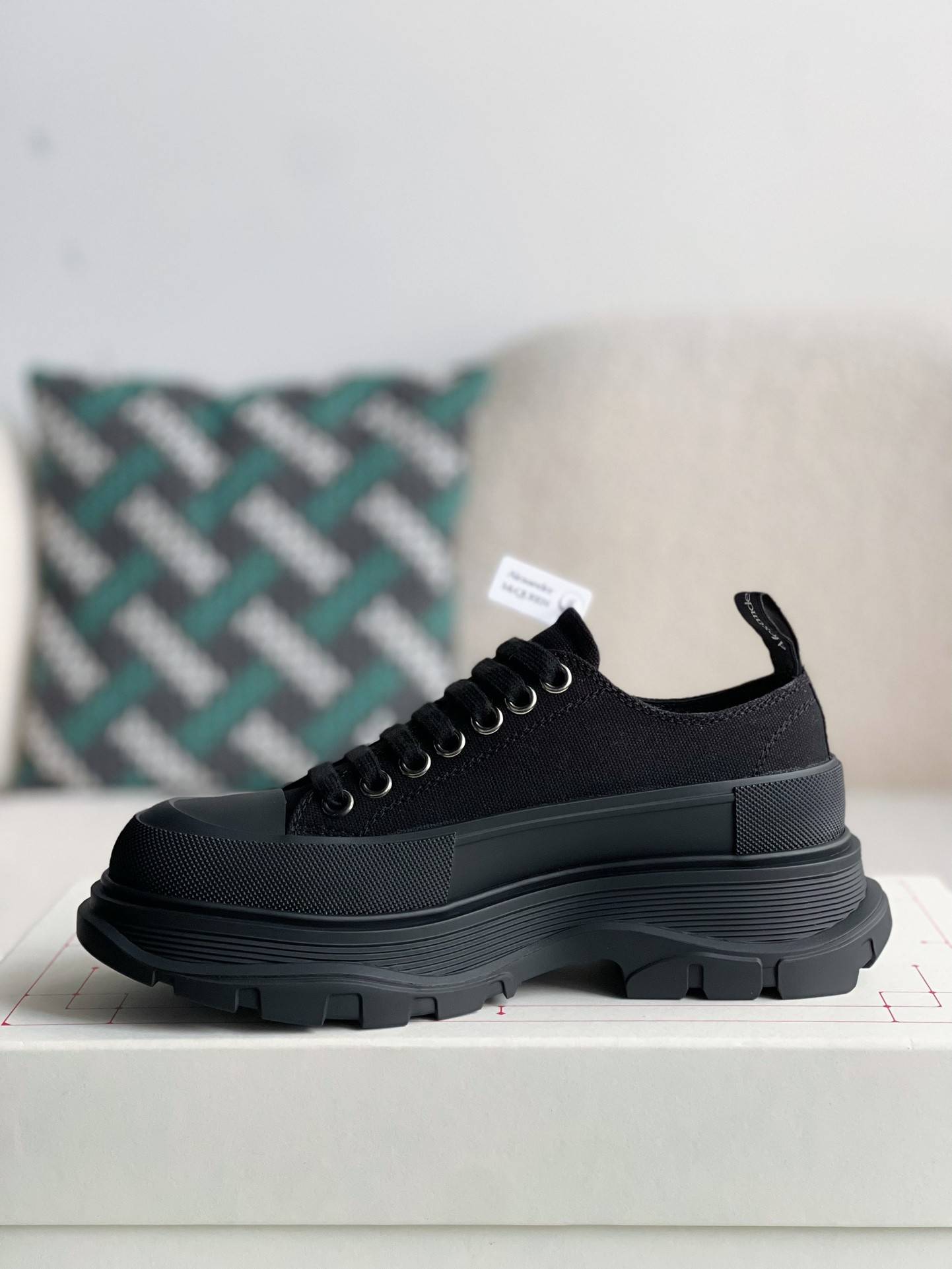 A1exa*der Mcqv*en  Sneakers