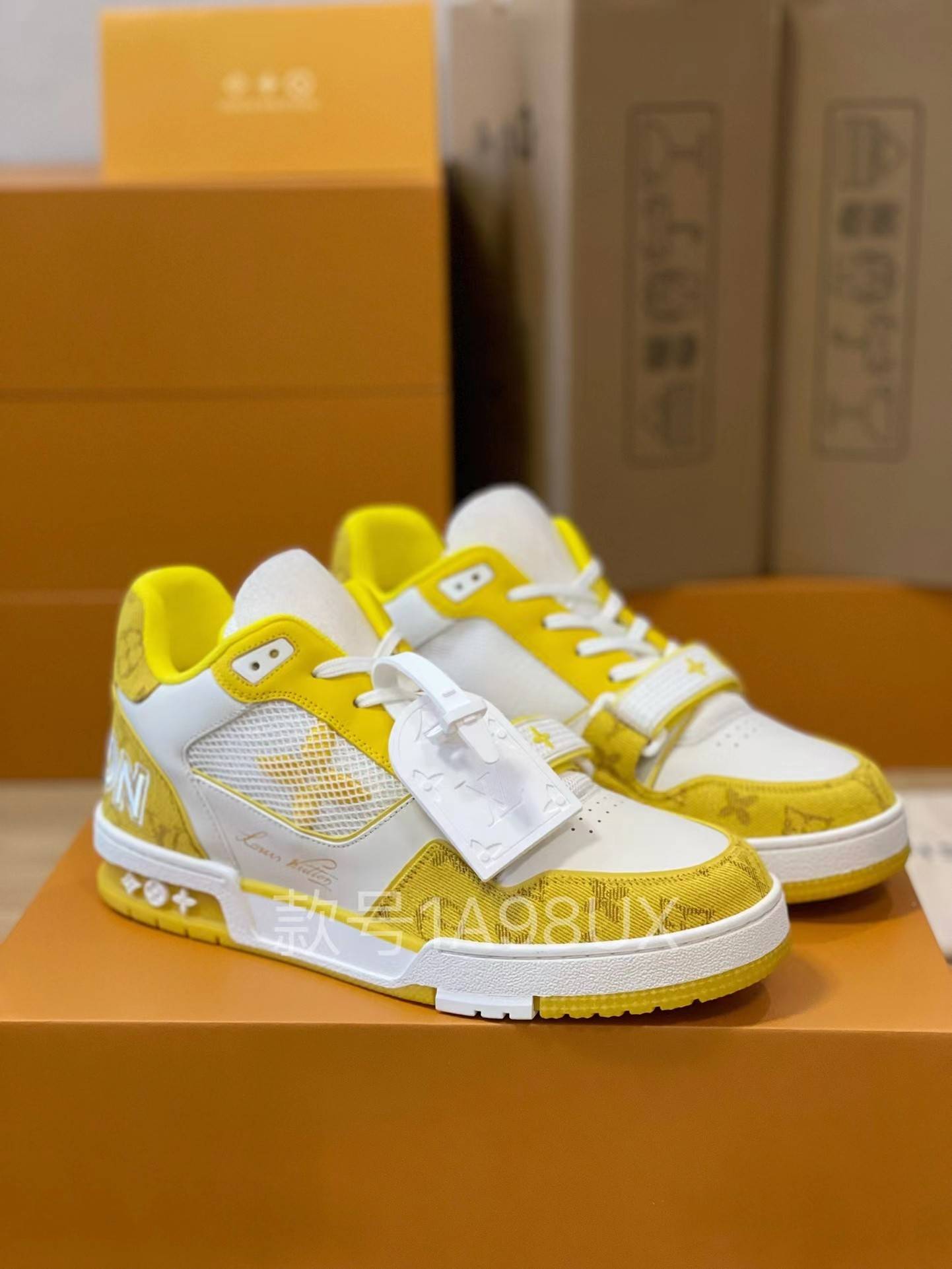 L*V TRAINER 1A98UX Sneakers Fall/Winter