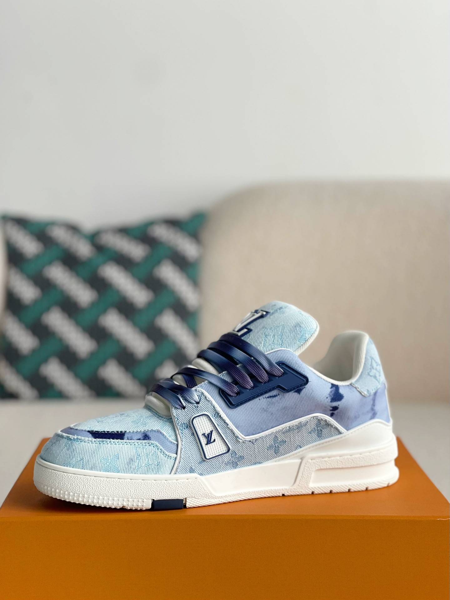 L*V TRAINER SNEAKERS