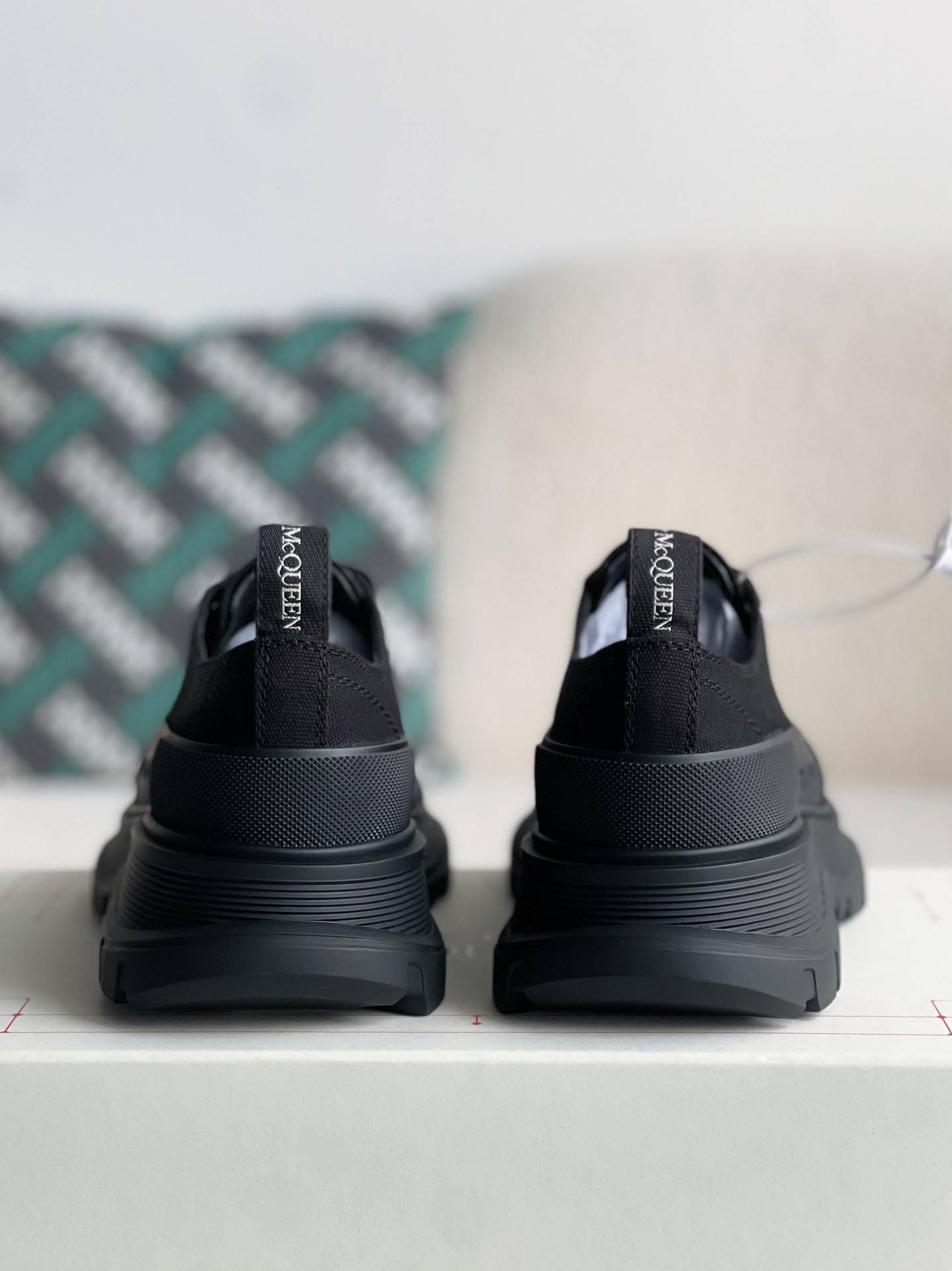 A1exa*der Mcqv*en  Sneakers