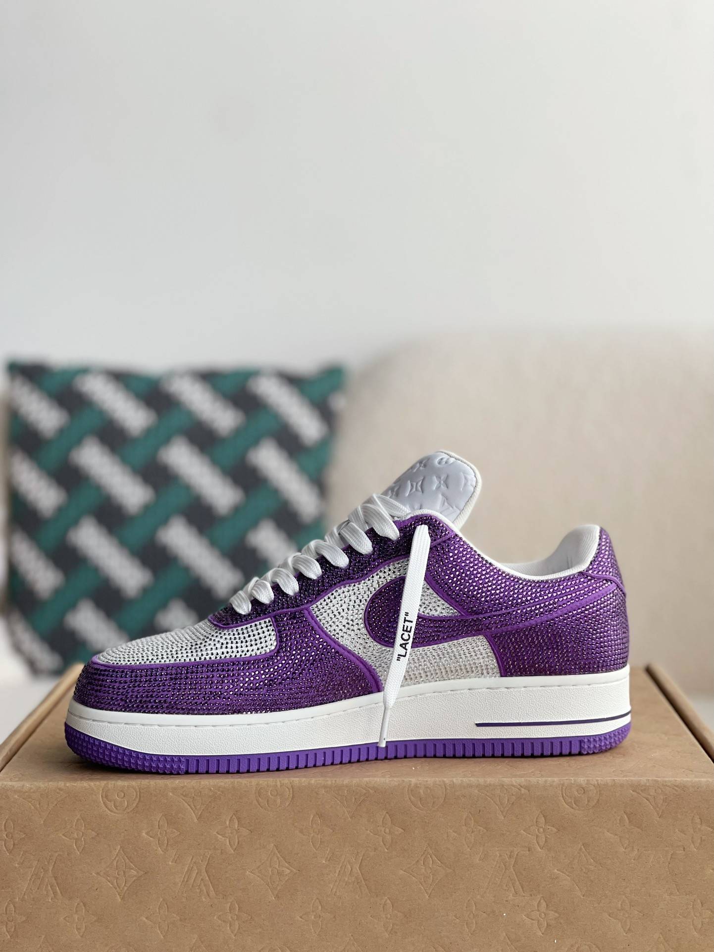 L*V × NIKE AIR FORCE 1 SNEAKER