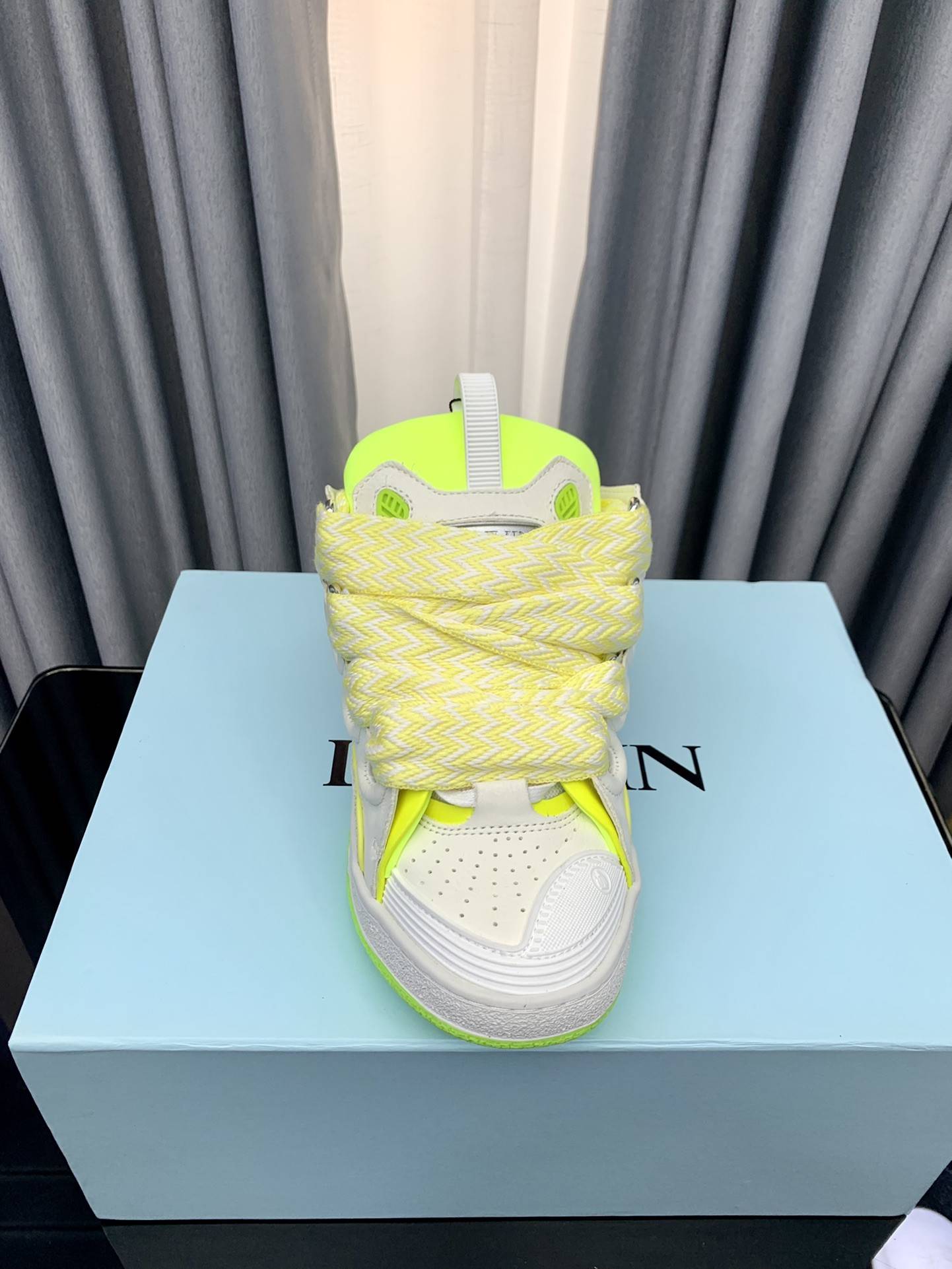 LA*N Sneaker