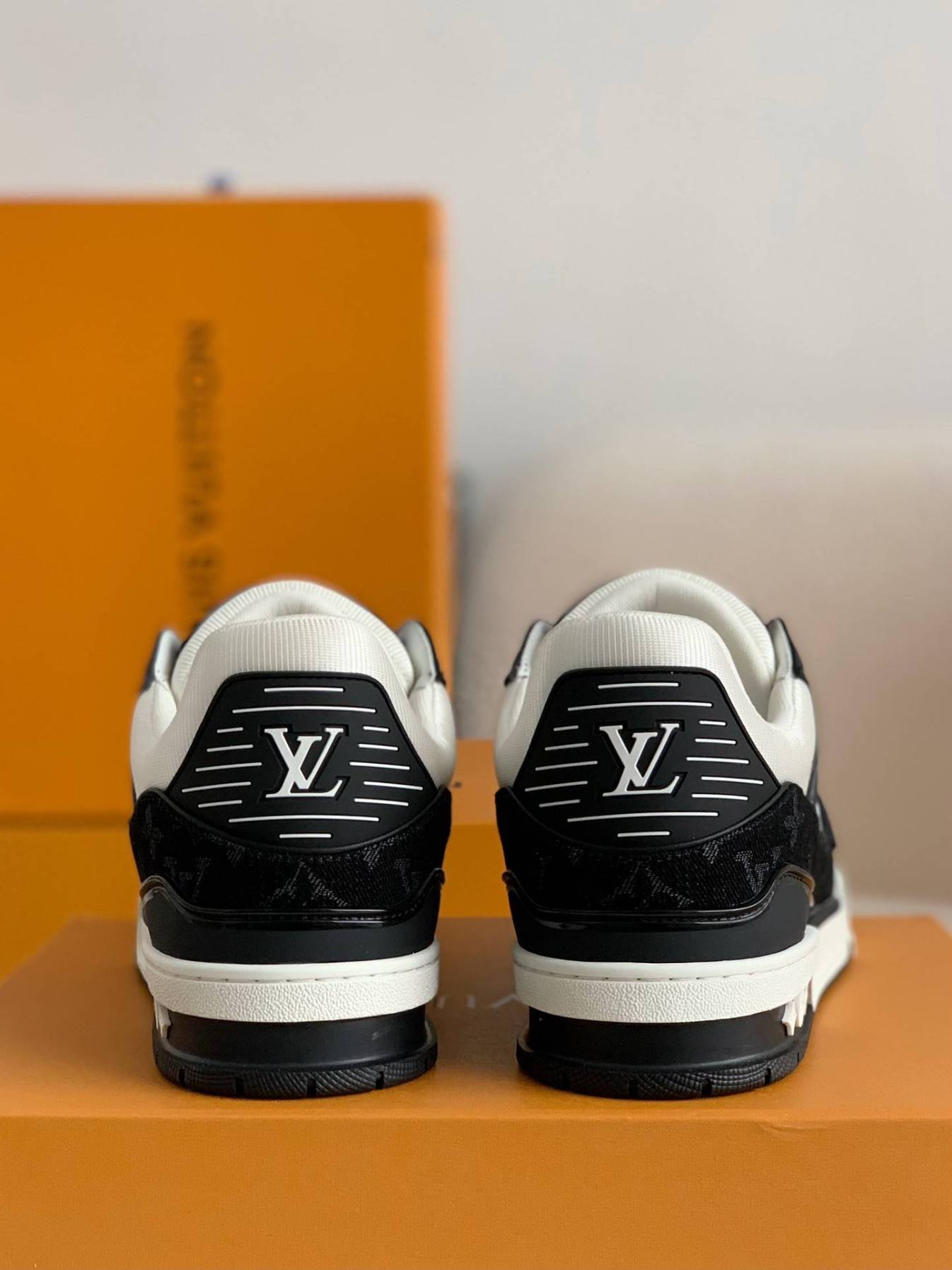 L*V TRAINER 1A8FN8 Sneakers