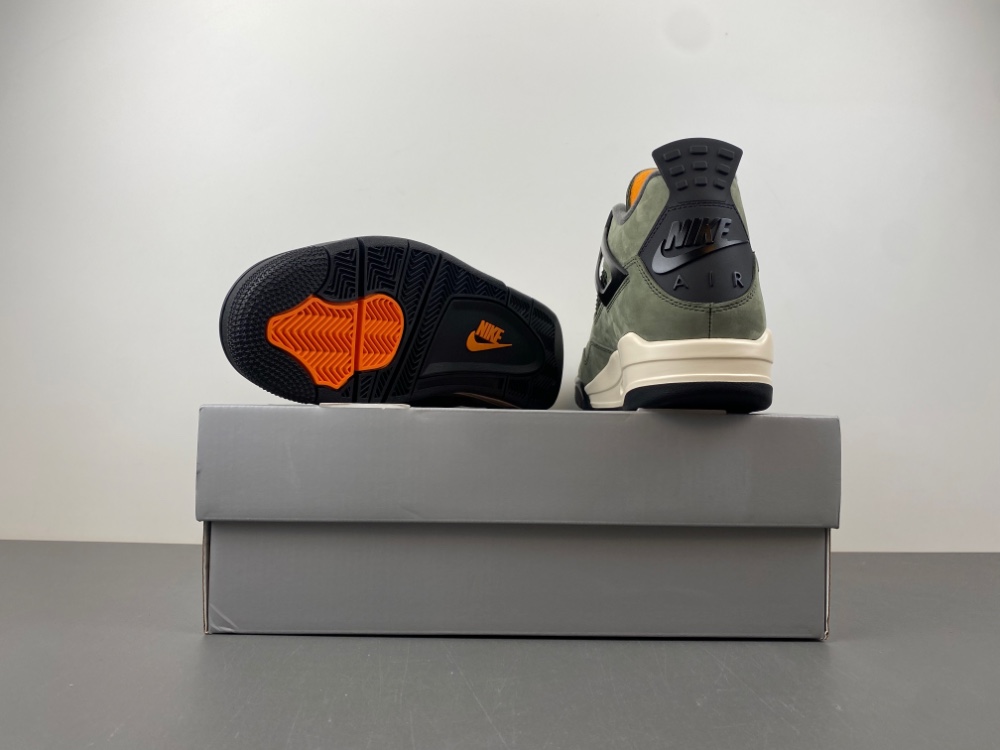 UNDEFEATED x Air Jordan 4 OG IB1519-200
