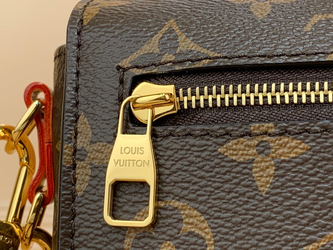 L0vis Vvtt0n Pochette Métis East West Bag