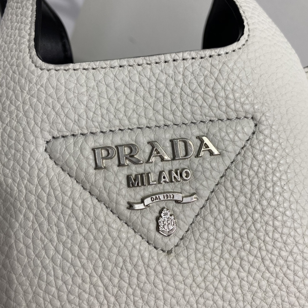 Pra*a Crochet Tote Bag
