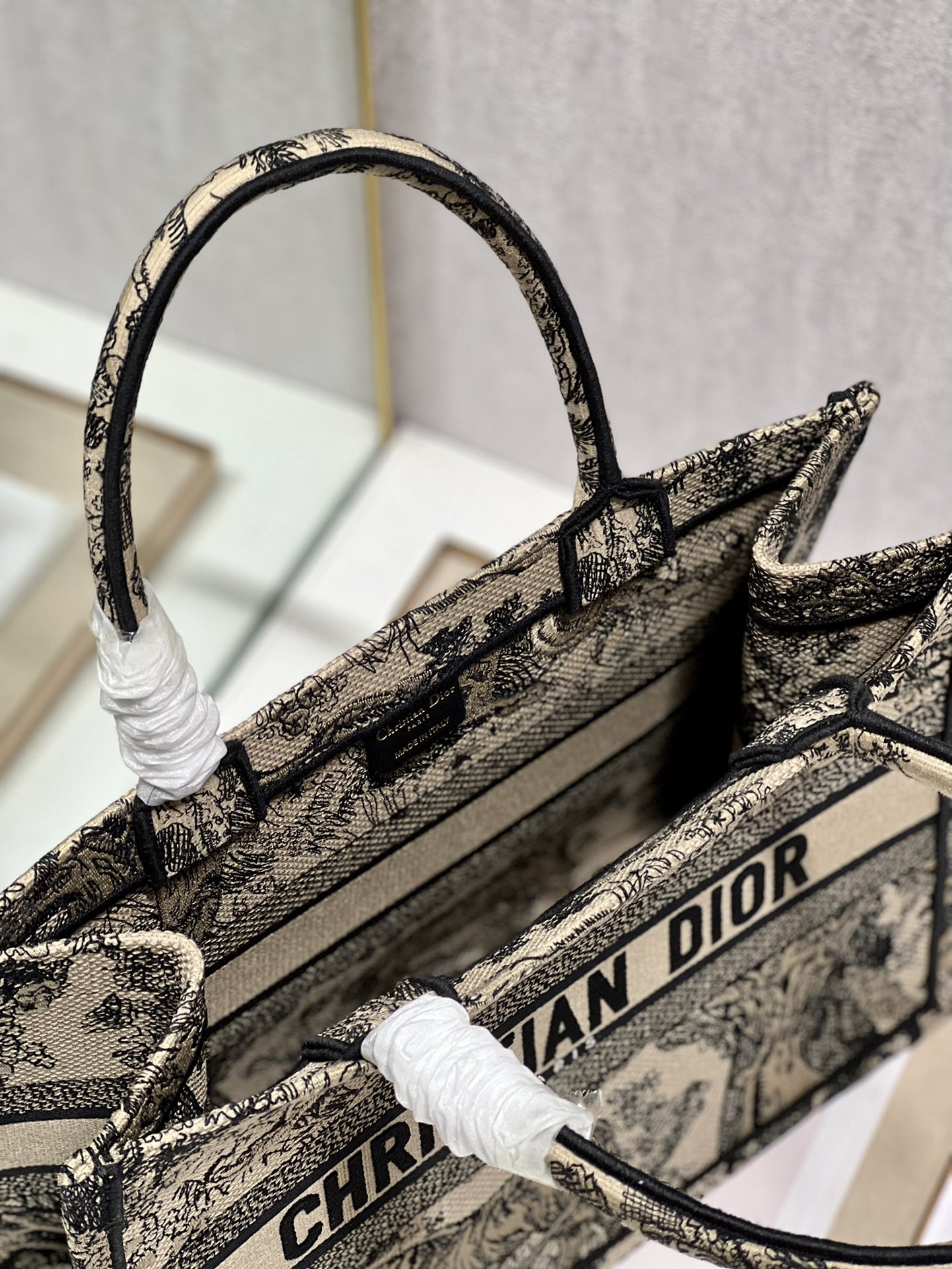 Medium D10r Book Tote