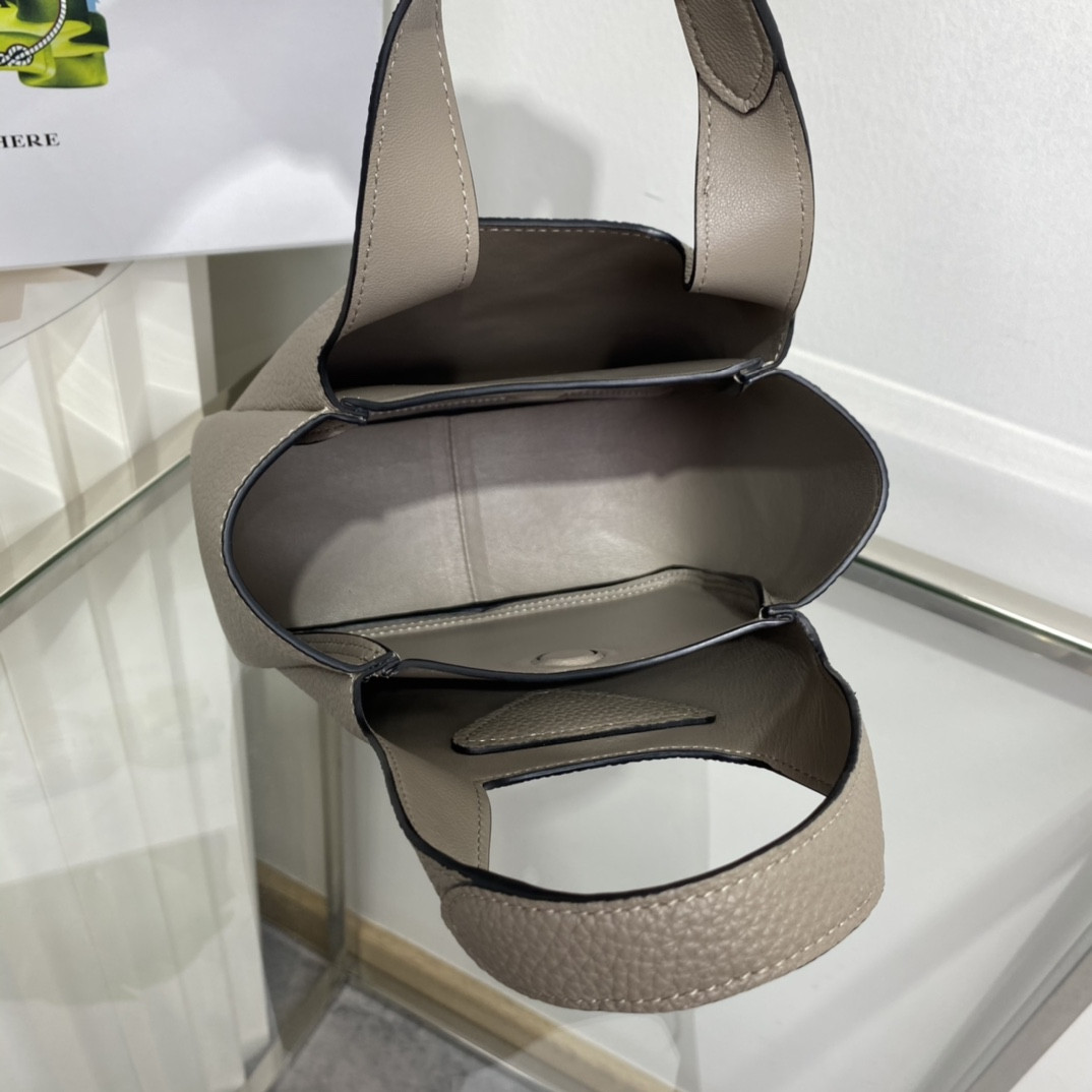 Pra*a Crochet Tote Bag