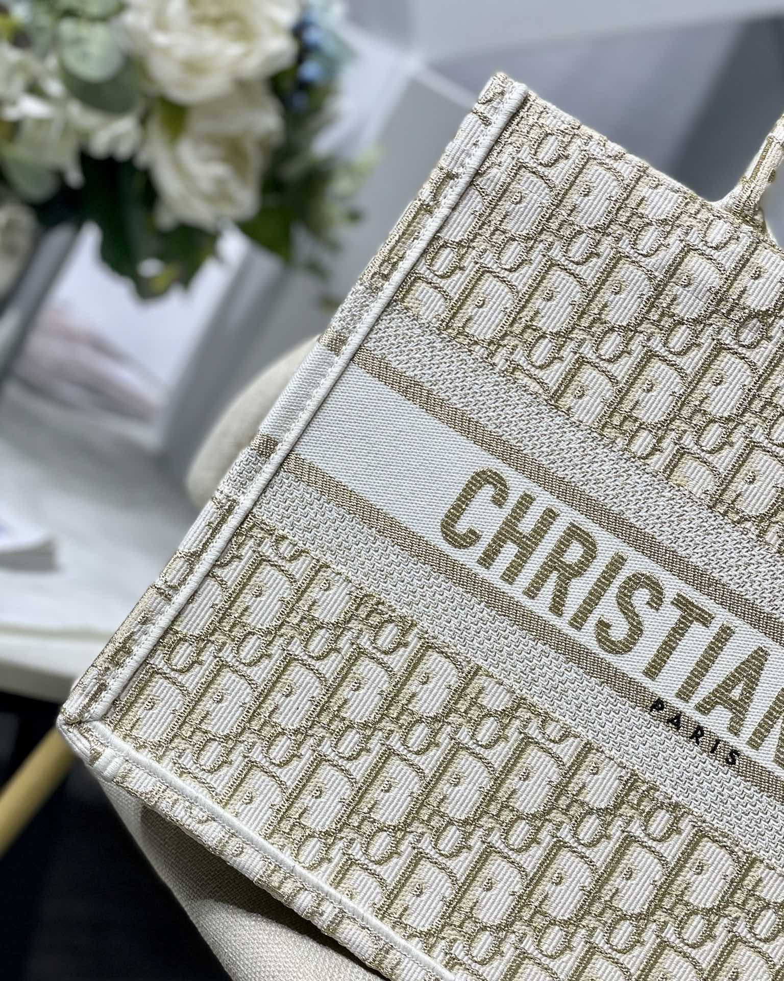 Medium D10r Book Tote