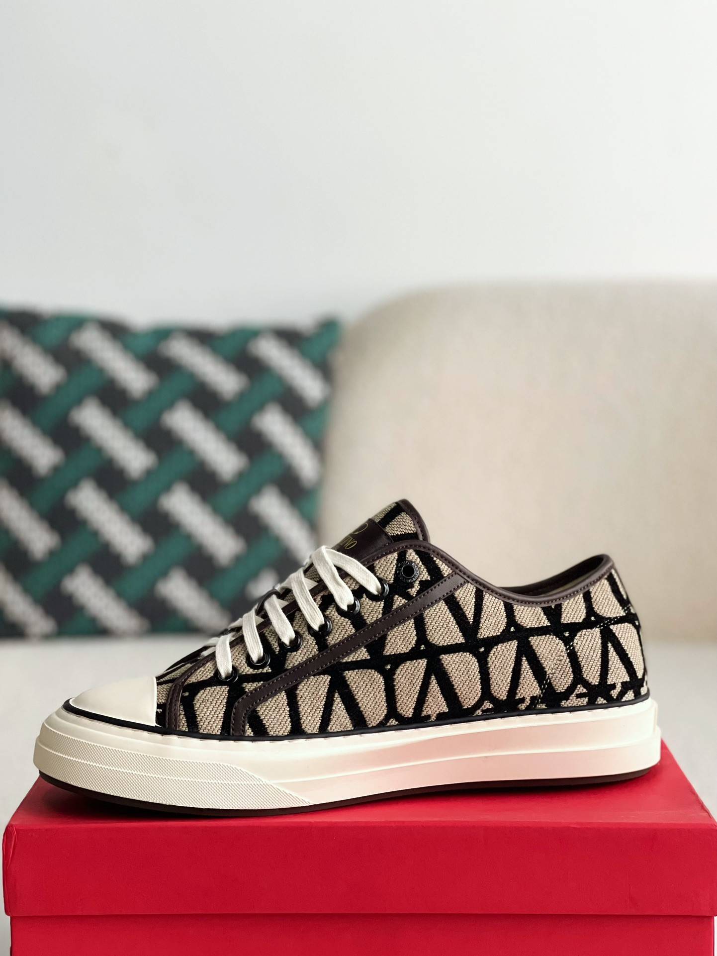 Va1e*ntin0  Sneakers