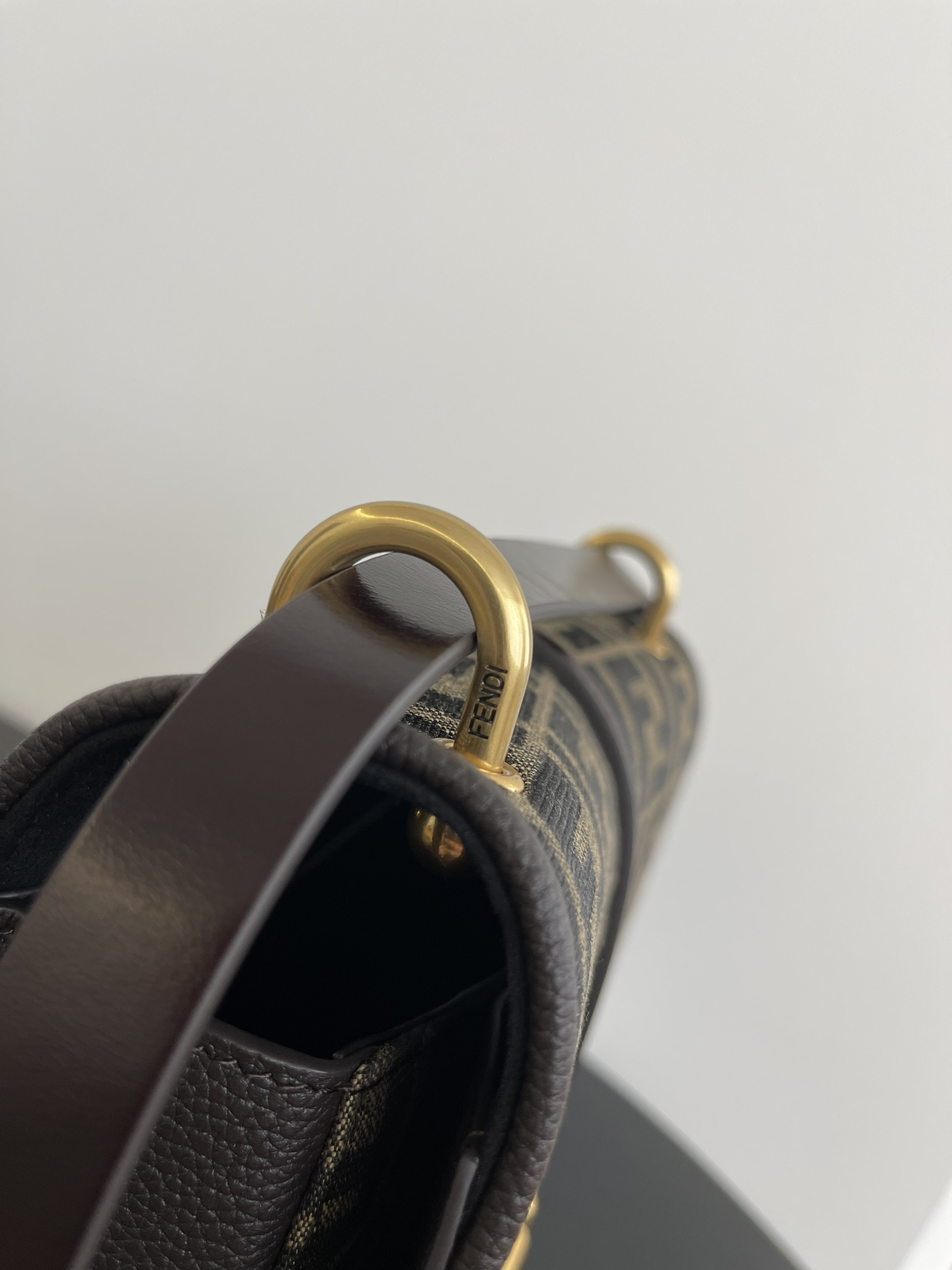 F**di medium old flower retro classic bag saddle bag saddle bag size: 25x7x20