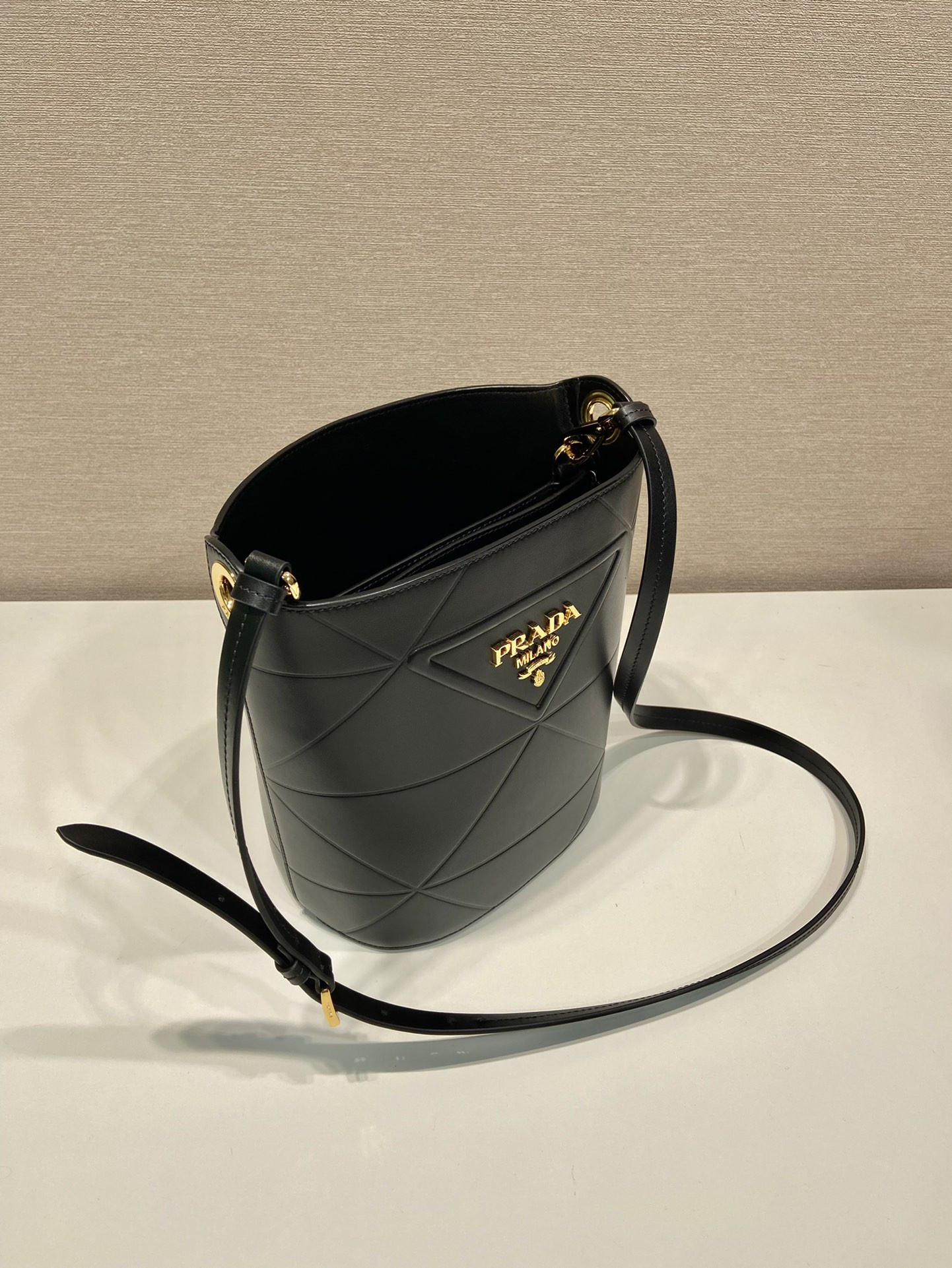 Pra*a Bucket Bag