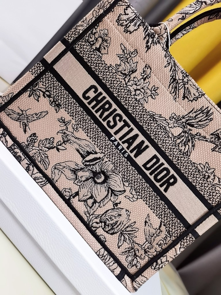 Small D10r Book Tote