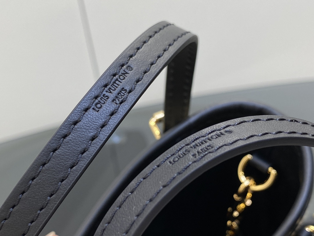 L0vis Vvtt0n Nano Bucket Bag