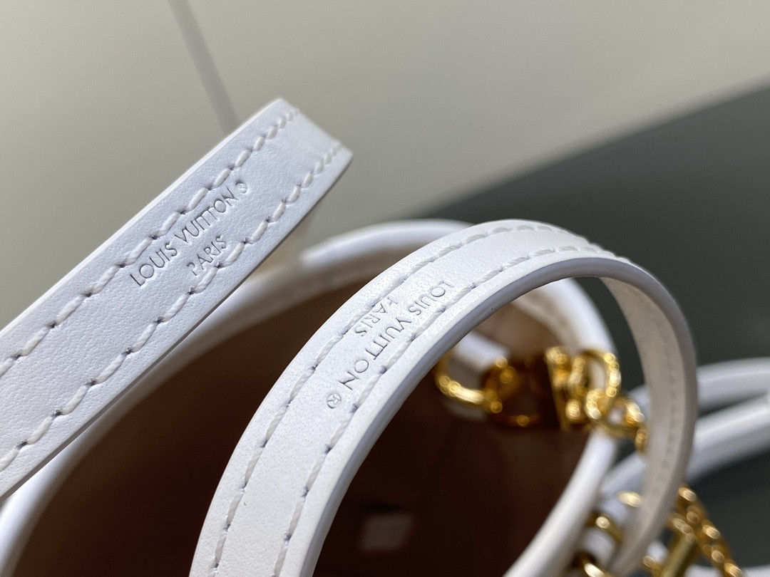 L0vis Vvtt0n Nano Bucket Bag