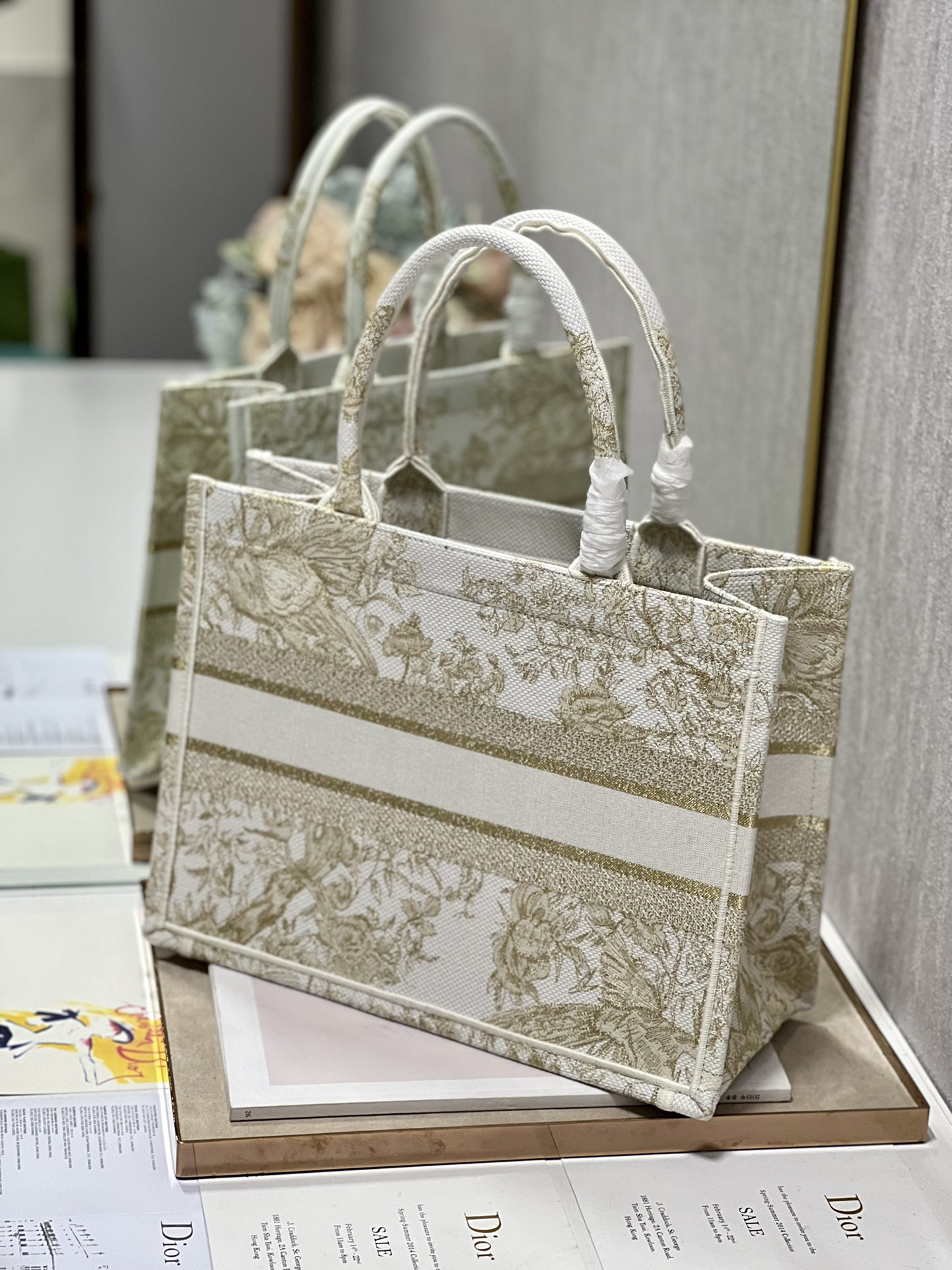 Medium D10r Book Tote