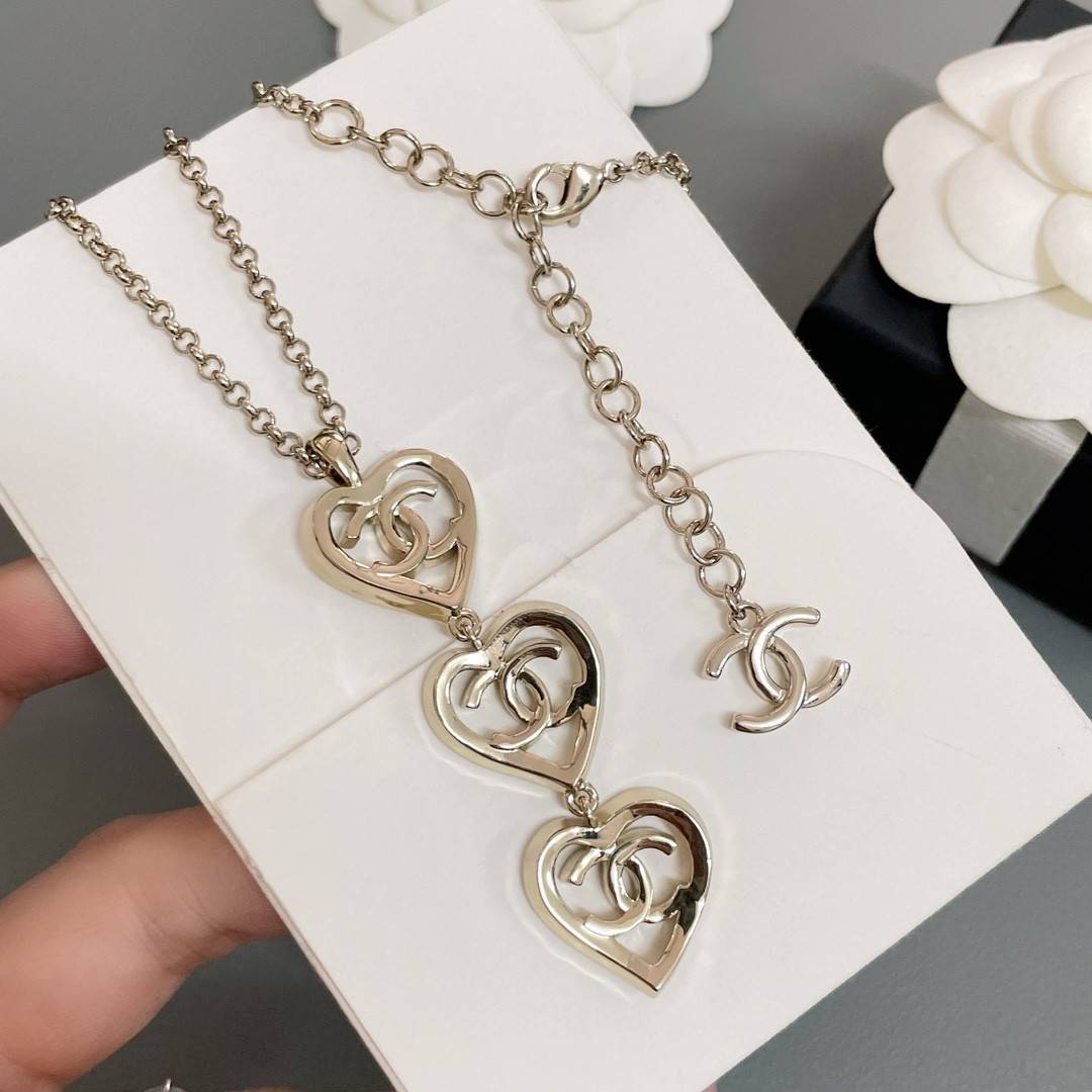 Ch**el three heart necklace