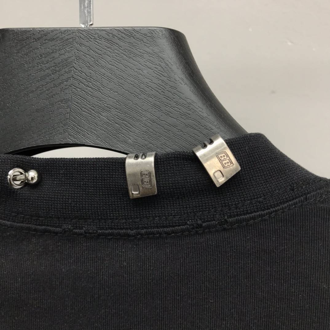 Ba1en*iaga neckline hardware perforated T-shirt