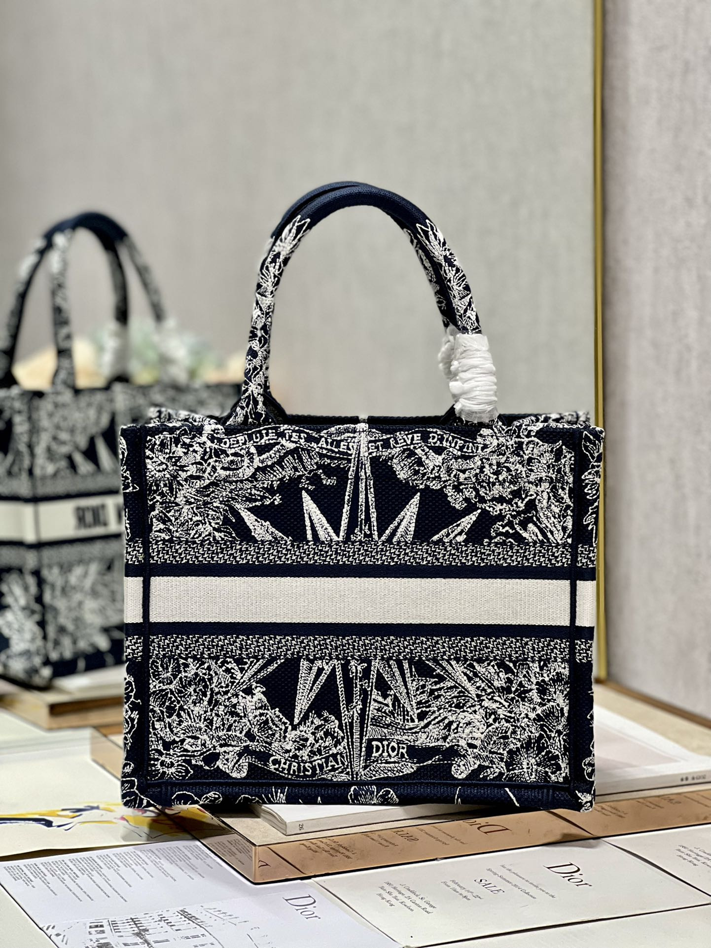 Small D10r Book Tote