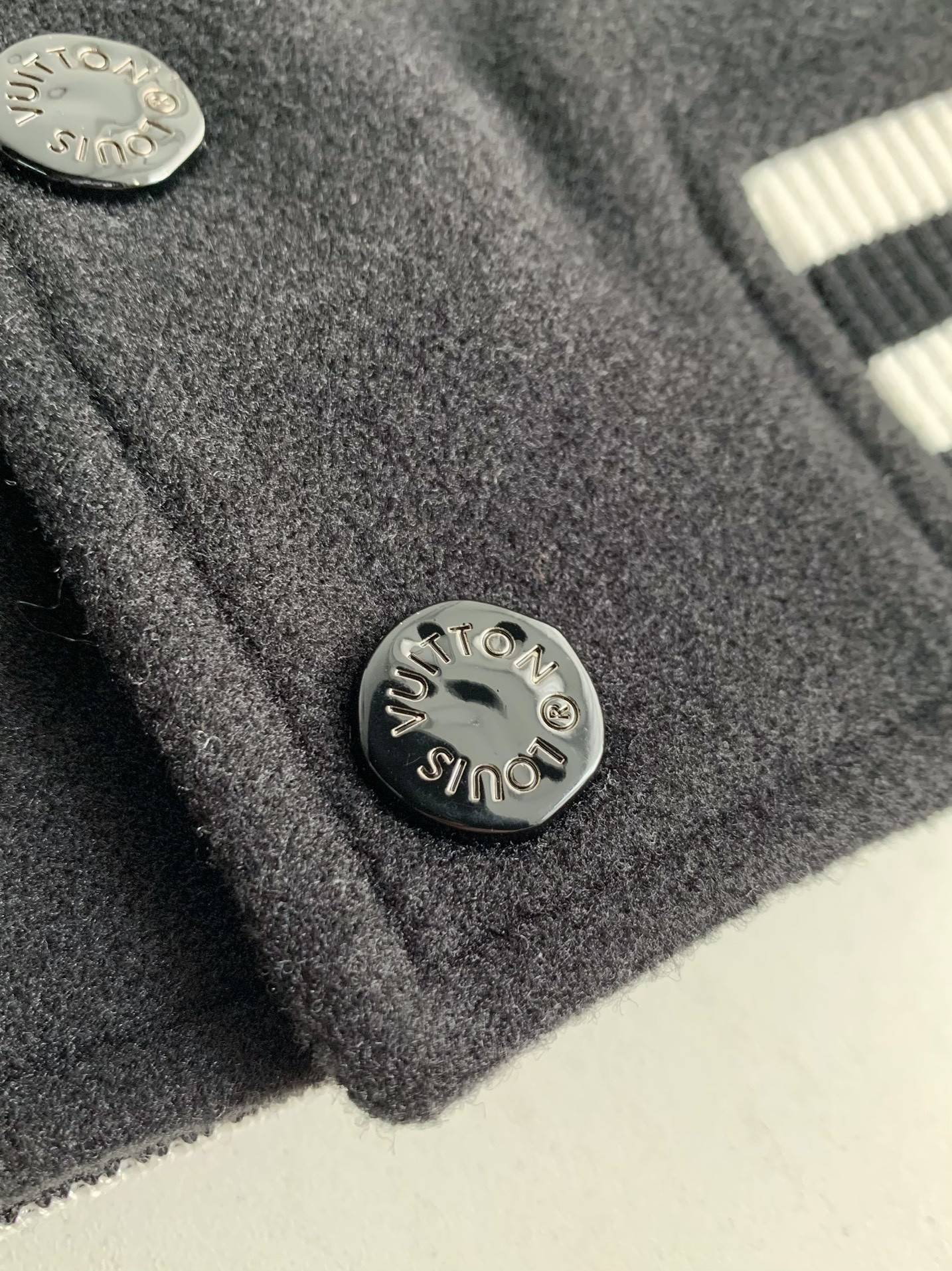 L0vis Vvtt0n  Jackets