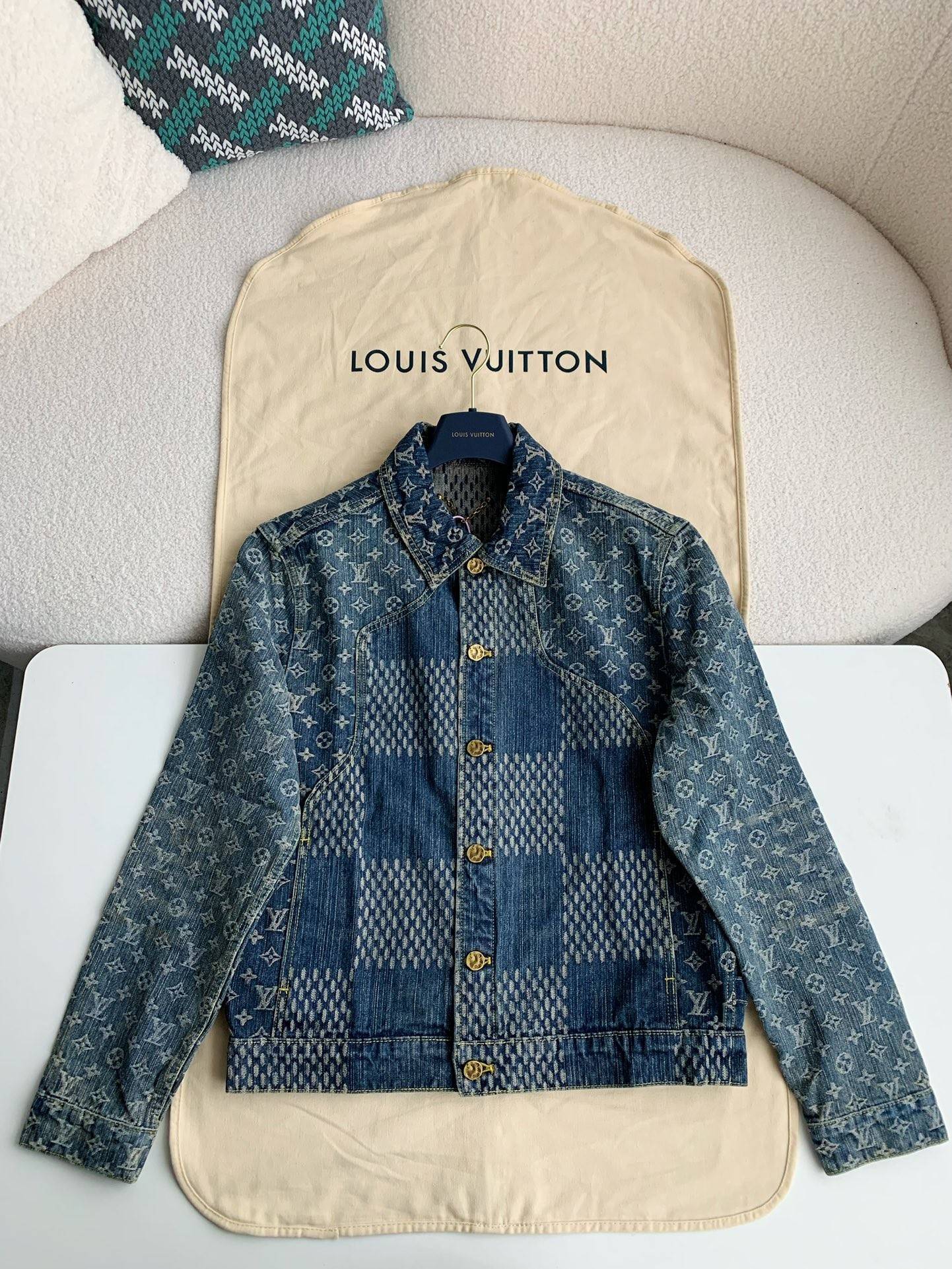 L0vis Vvtt0n Classic Logo printed all over patchwork denim jacket