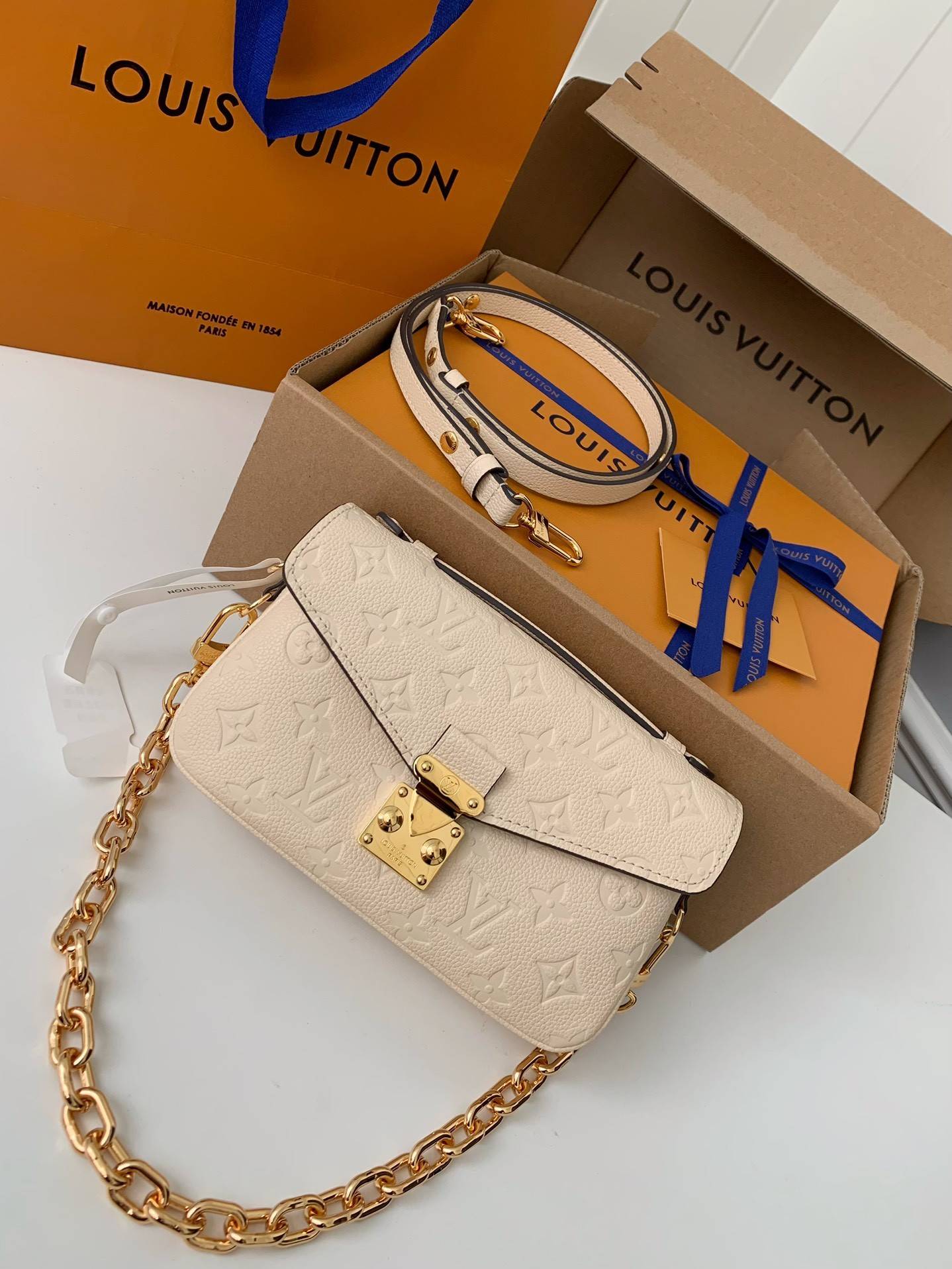 L*V counter classic hot selling Pochette Métis East West bag M22942, 21.5 * 13.5 * 6cm