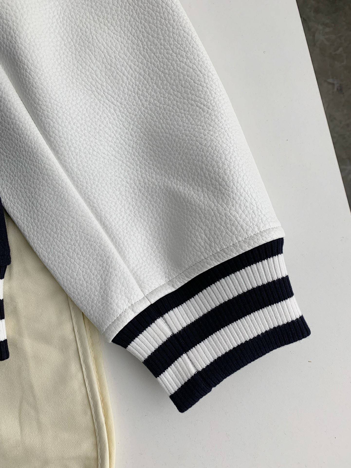 L0vis Vvtt0n  Jackets