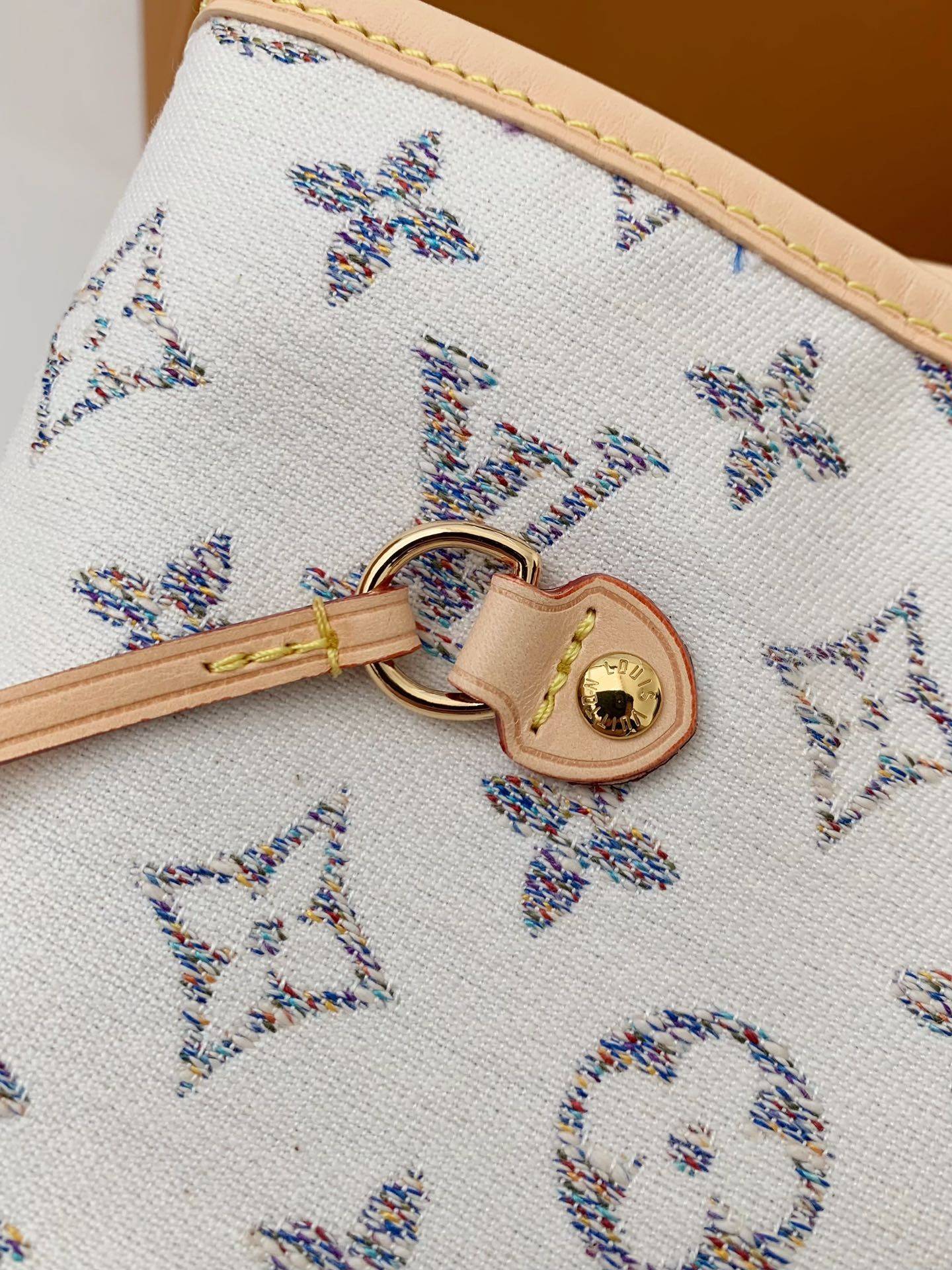 L*V Neverfull medium handbag M24905  Size：31*28*14cm