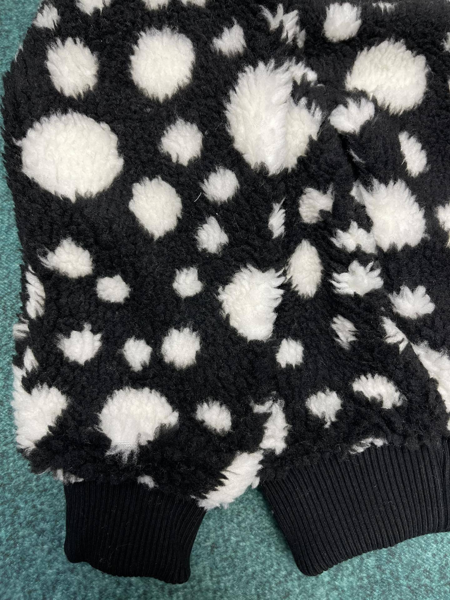 L0vis Vvtt0n  X  Yayoi Kusama collaboration belted jacket