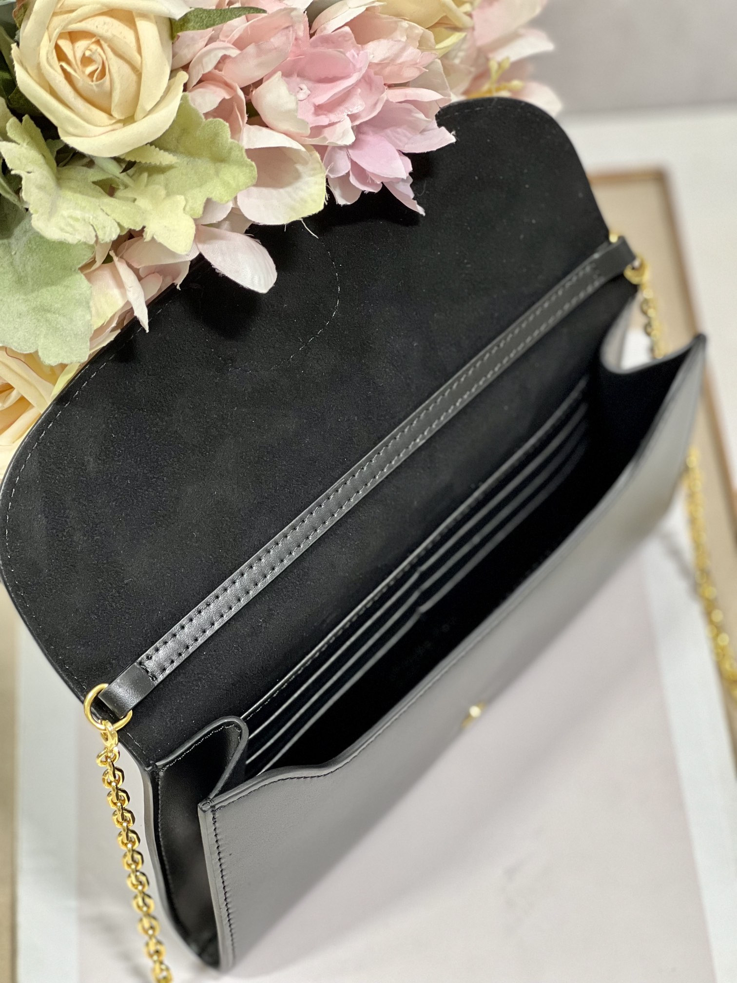 D10r Bobby East-west Pouch With Chain