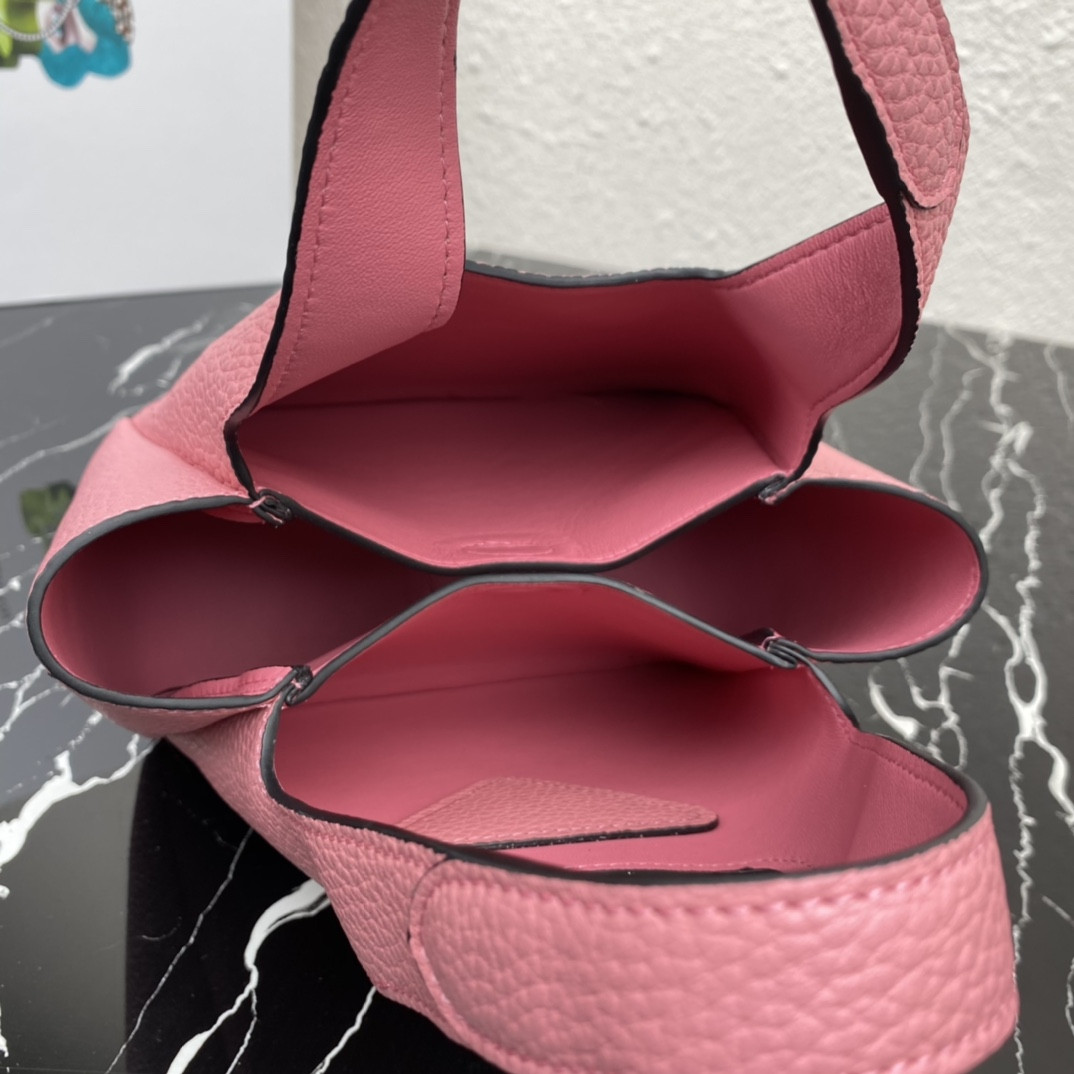 Pra*a Crochet Tote Bag