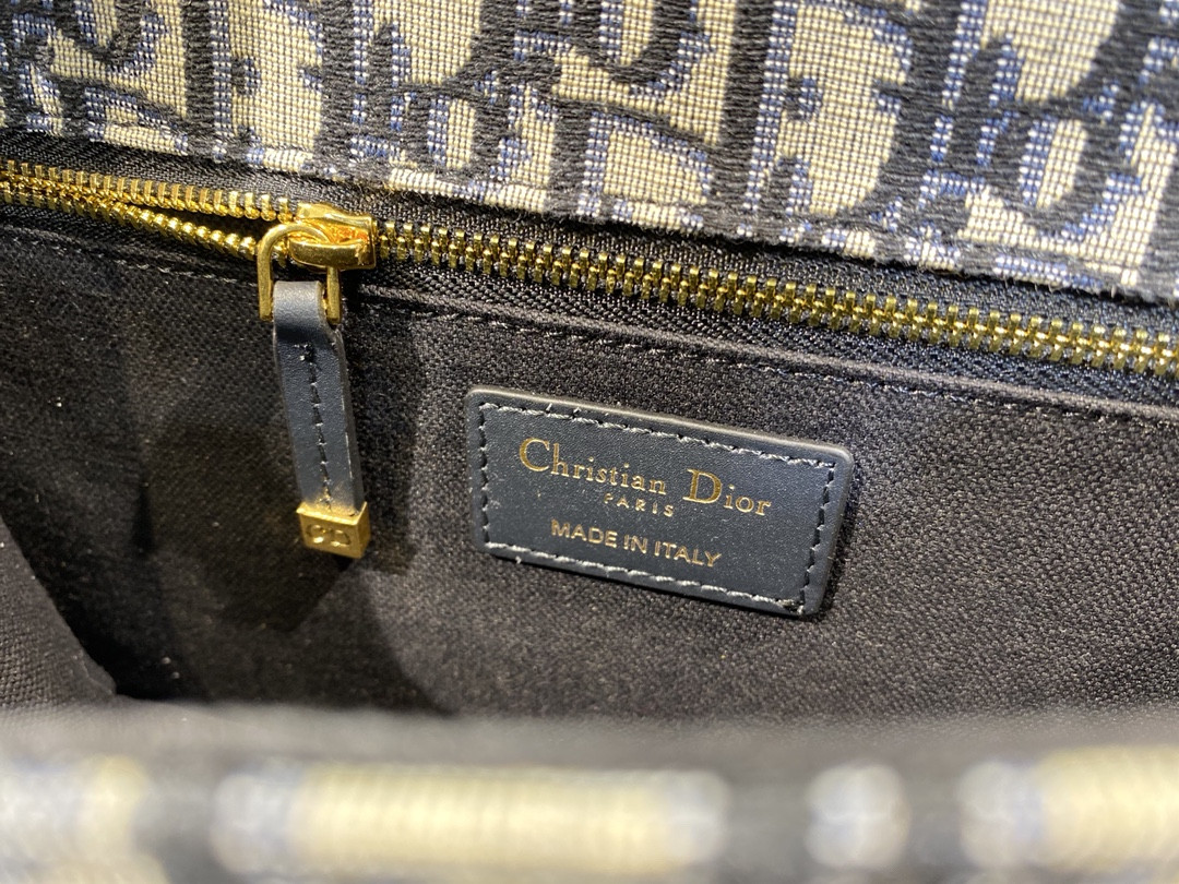30 Montaigne Chain Bag