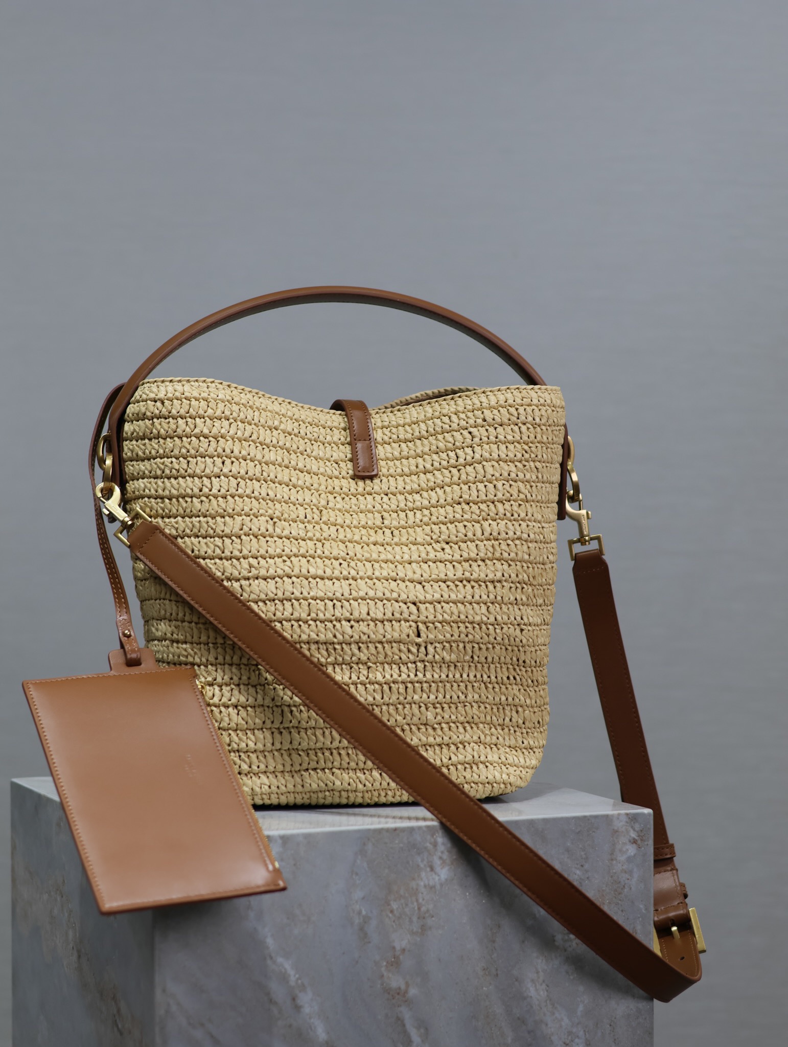 Y51 apricot woven LE 37 woven bucket bag Style number: 742828 Size: 20×25×16cm