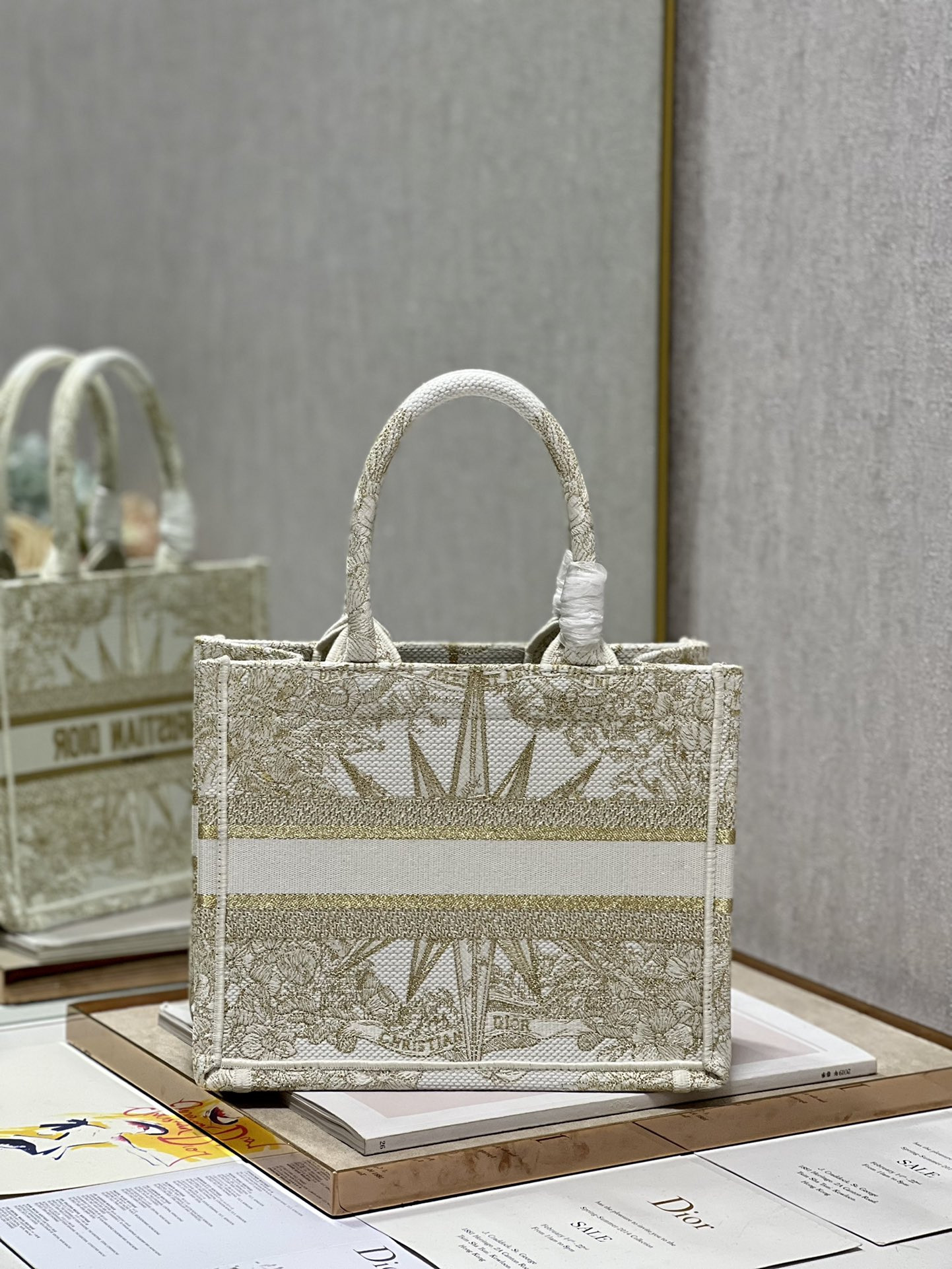 Small D10r Book Tote