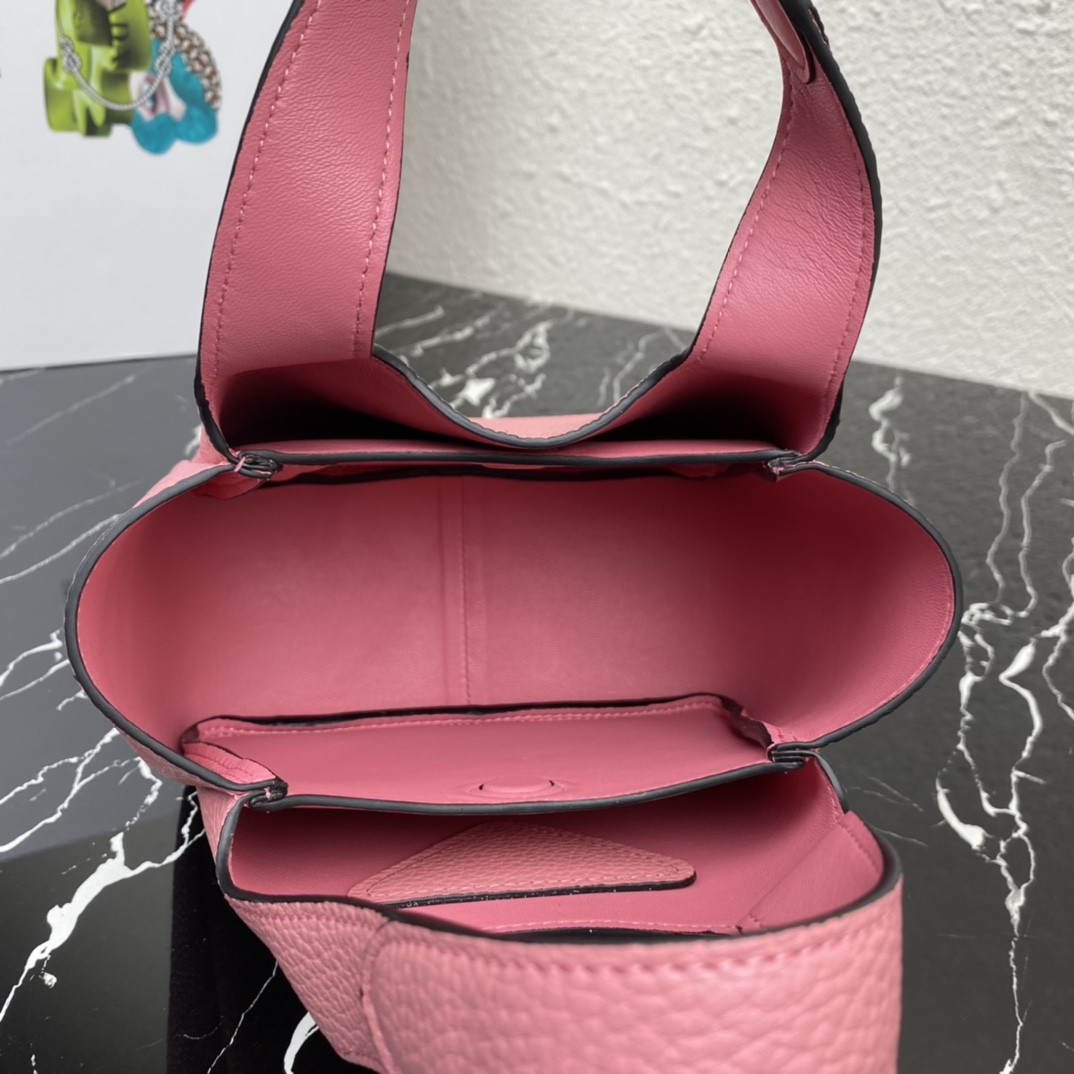 Pra*a Crochet Tote Bag