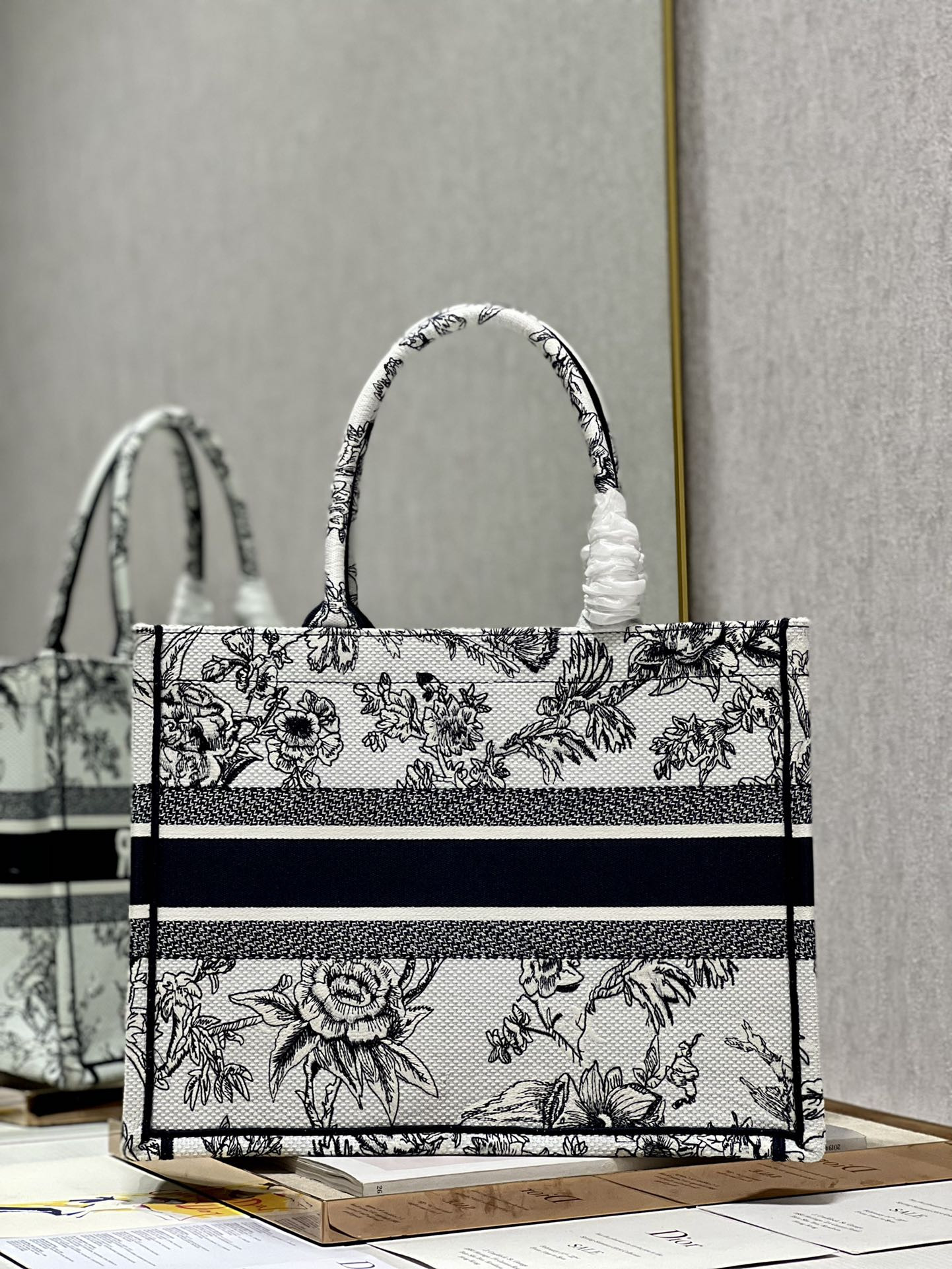 Medium D10r Book Tote