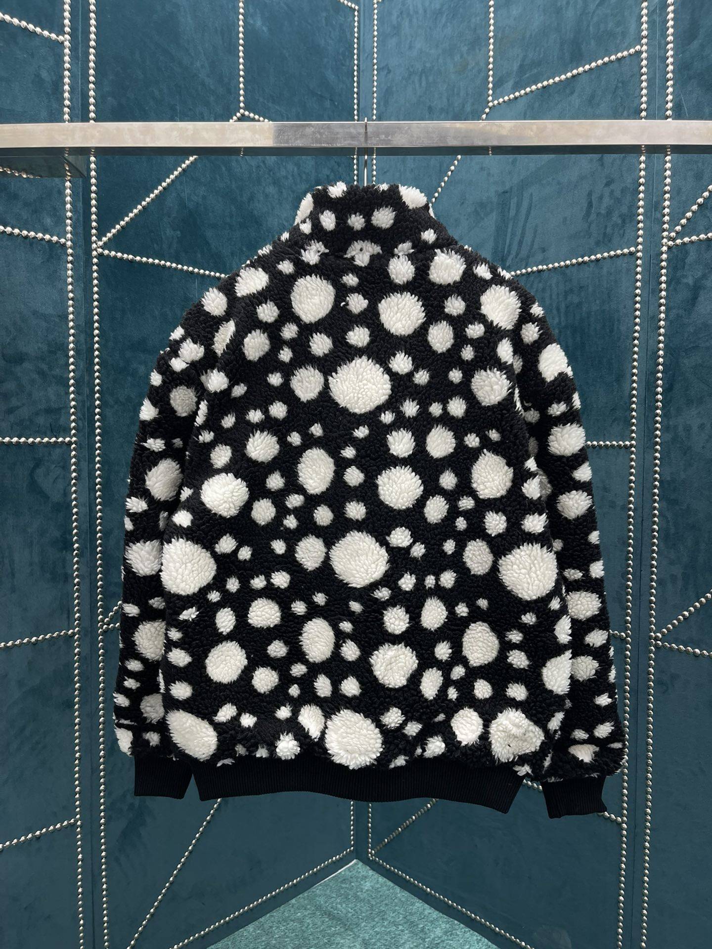 L0vis Vvtt0n  X  Yayoi Kusama collaboration belted jacket