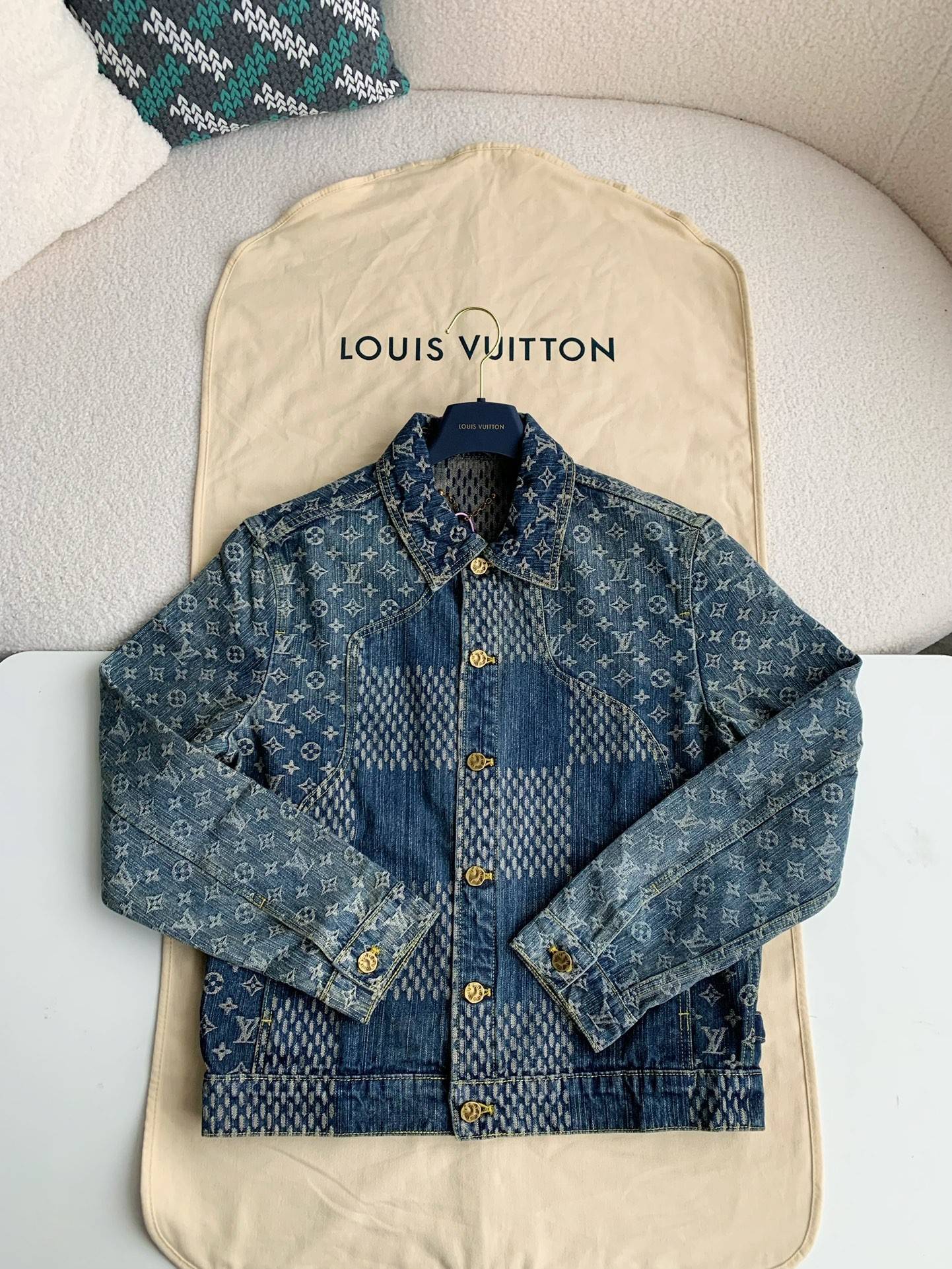 L0vis Vvtt0n Classic Logo printed all over patchwork denim jacket