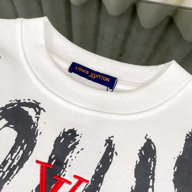 Necklace Letter + Chest Embroidery T-shirt