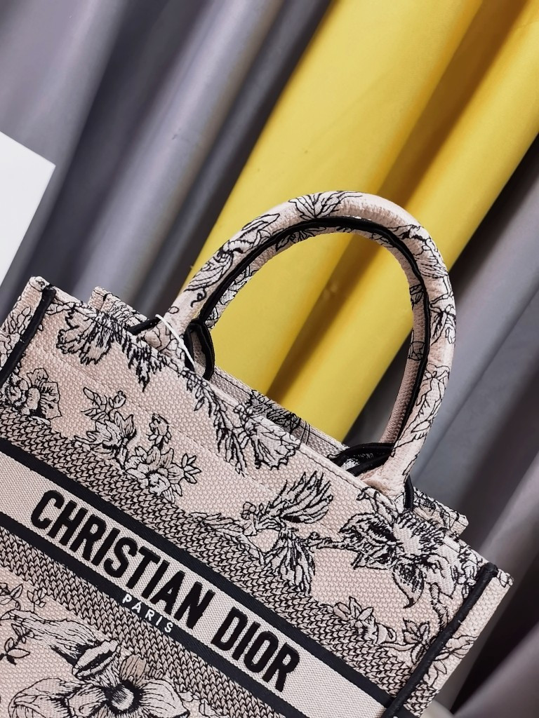 Small D10r Book Tote