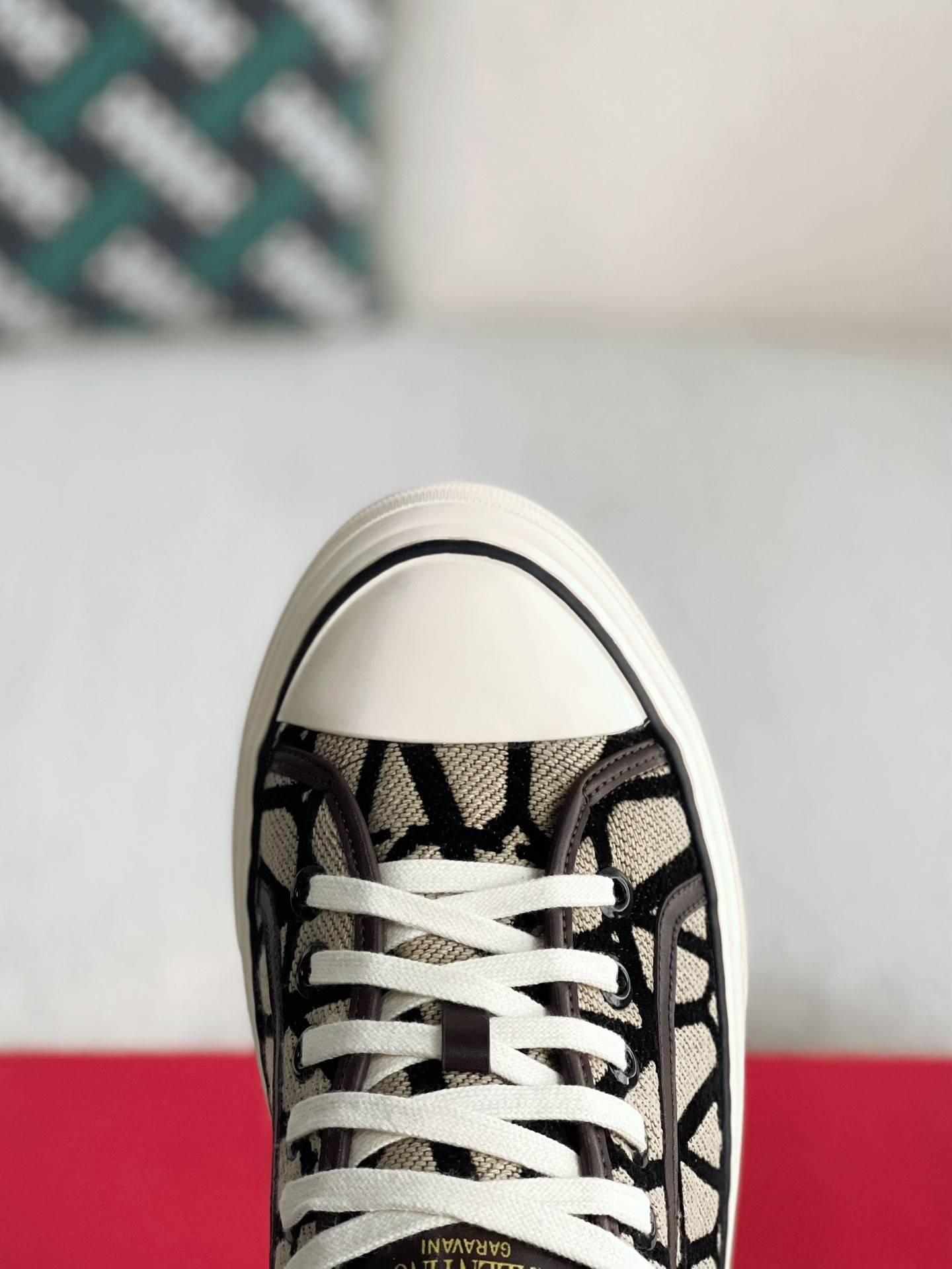 Va1e*ntin0  Sneakers