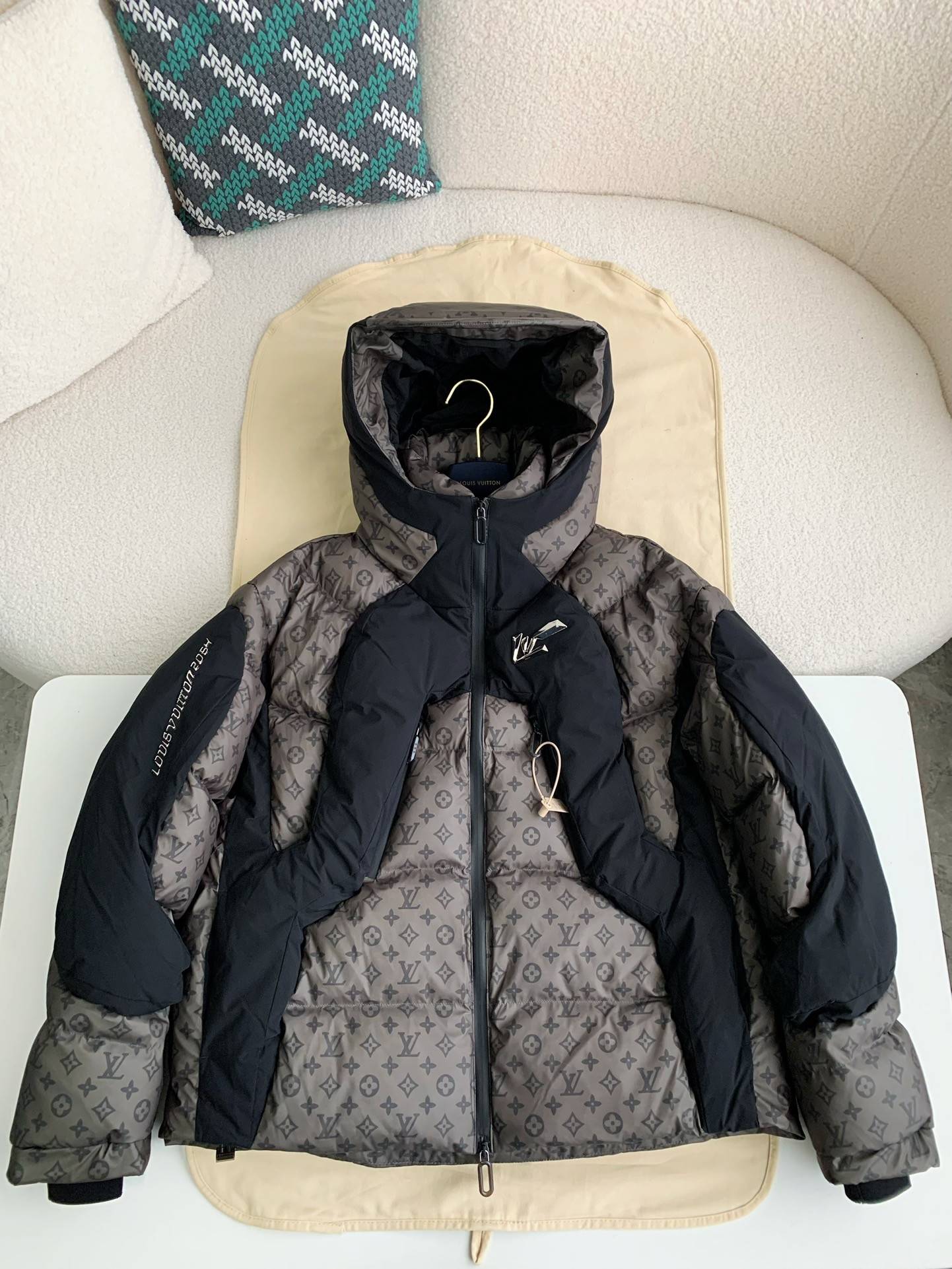 L0vis Vvtt0n 24S warm color changing fabric men's down jacket