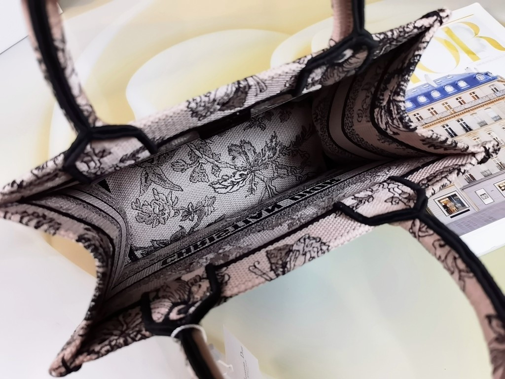 Small D10r Book Tote