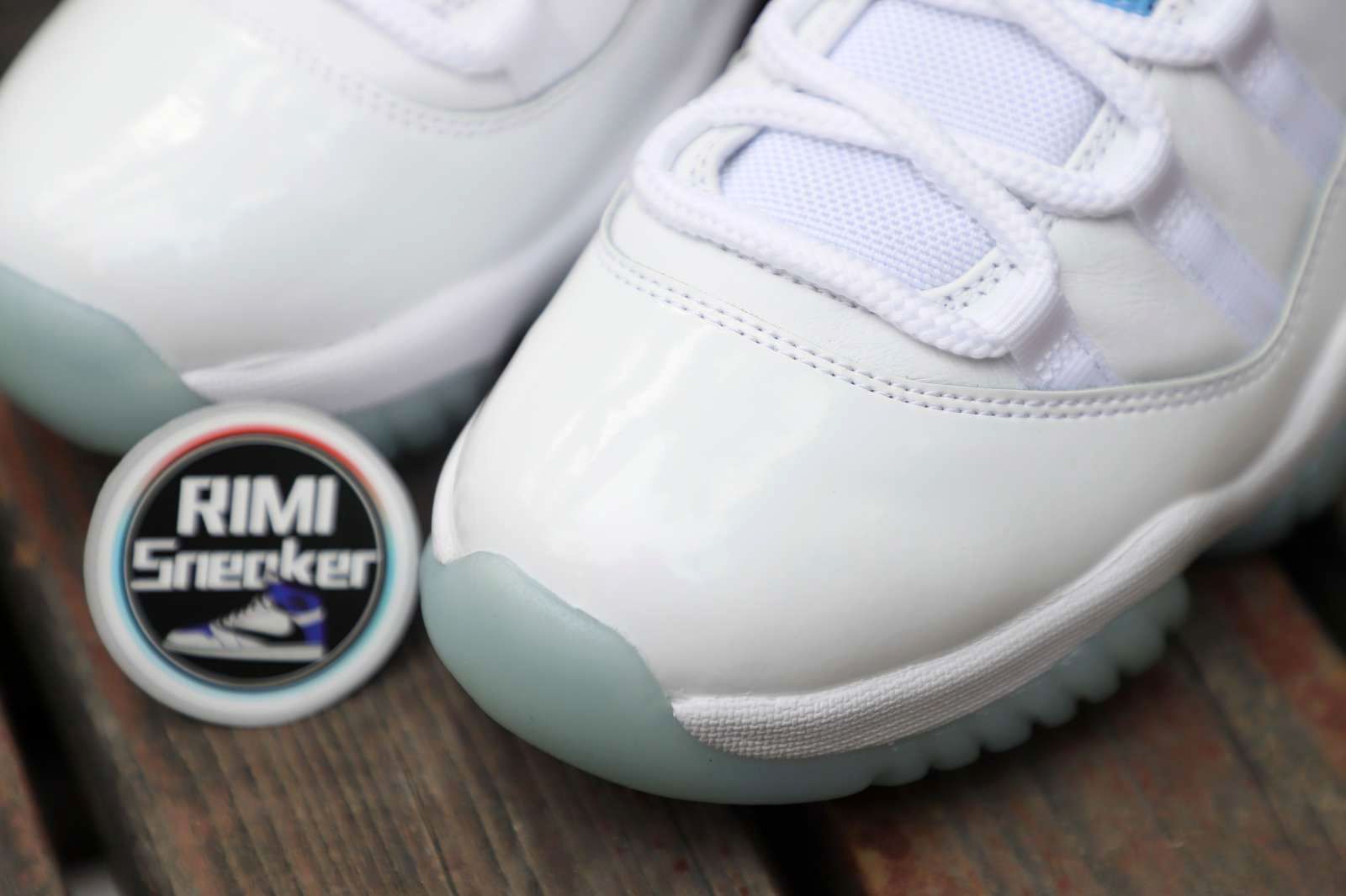 AIR JORDAN 11 RETRO LOW LEGEND BLUE  AV2187-117