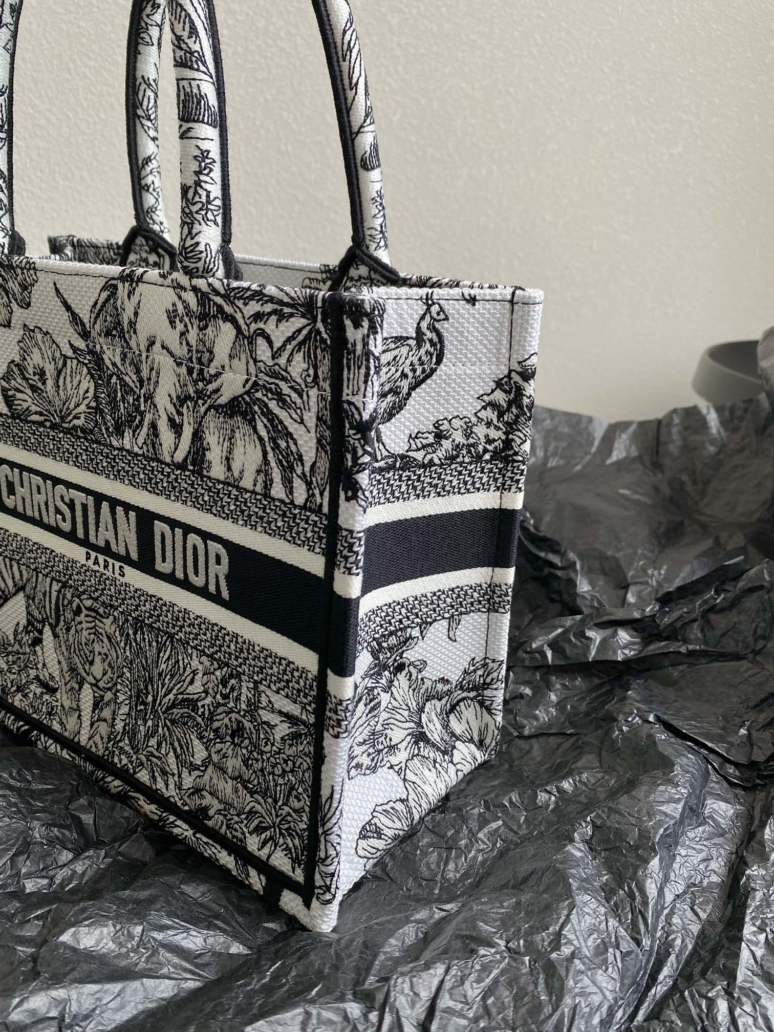 Small D10r Book Tote