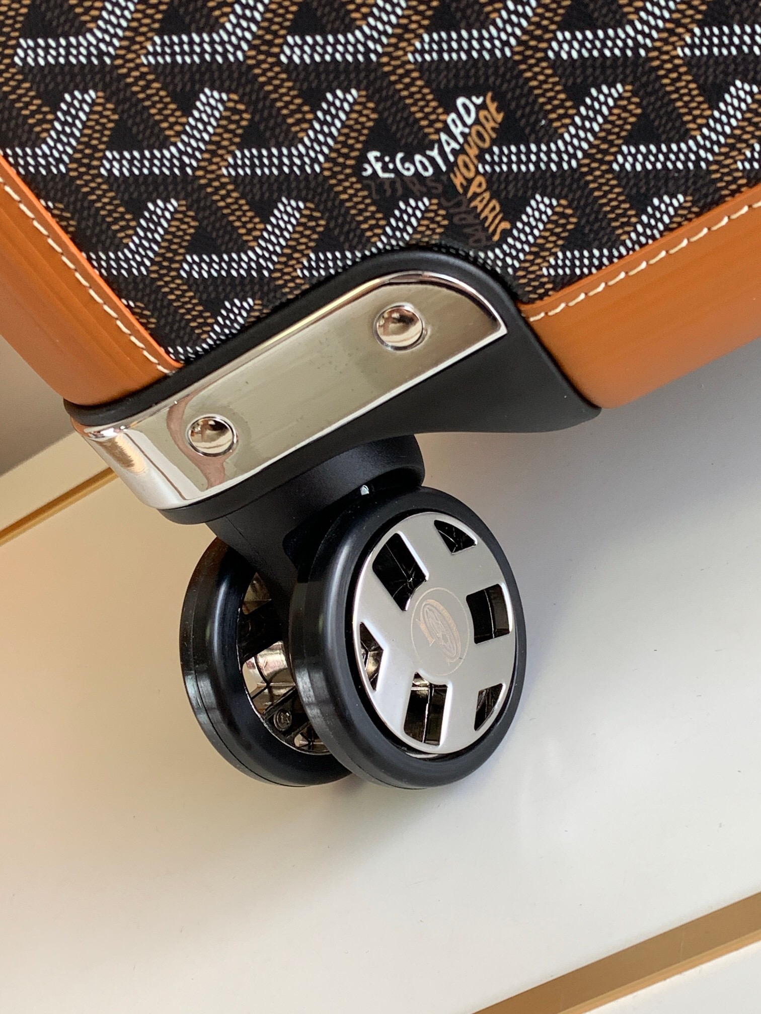 G09ard Rolling Suitcase