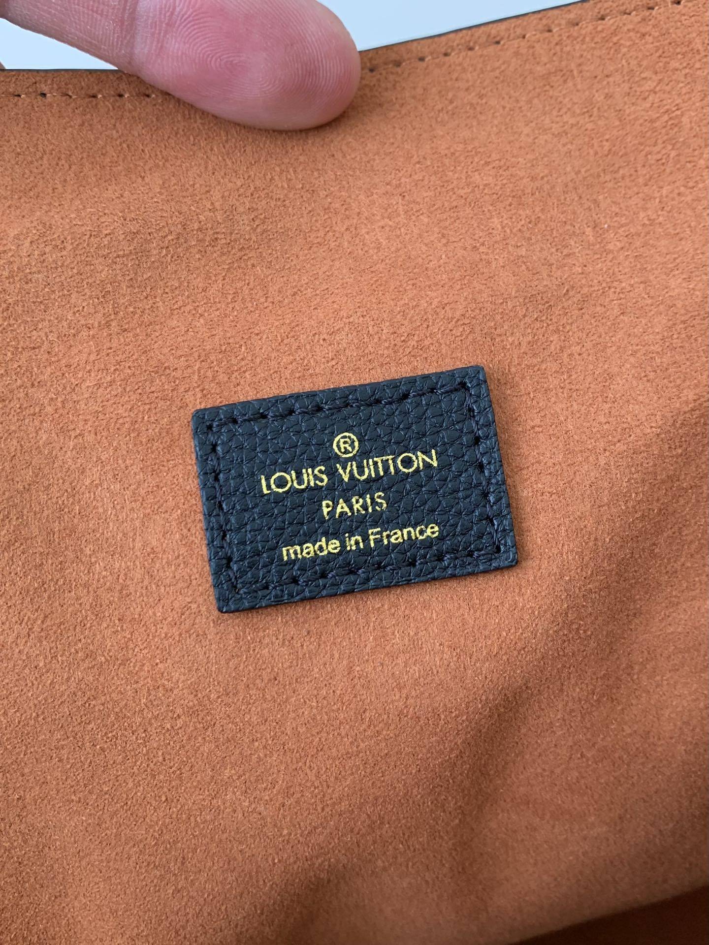 L*V Low Key Cabas Mid -number Handbag M25343 Size: 30*14*47cm