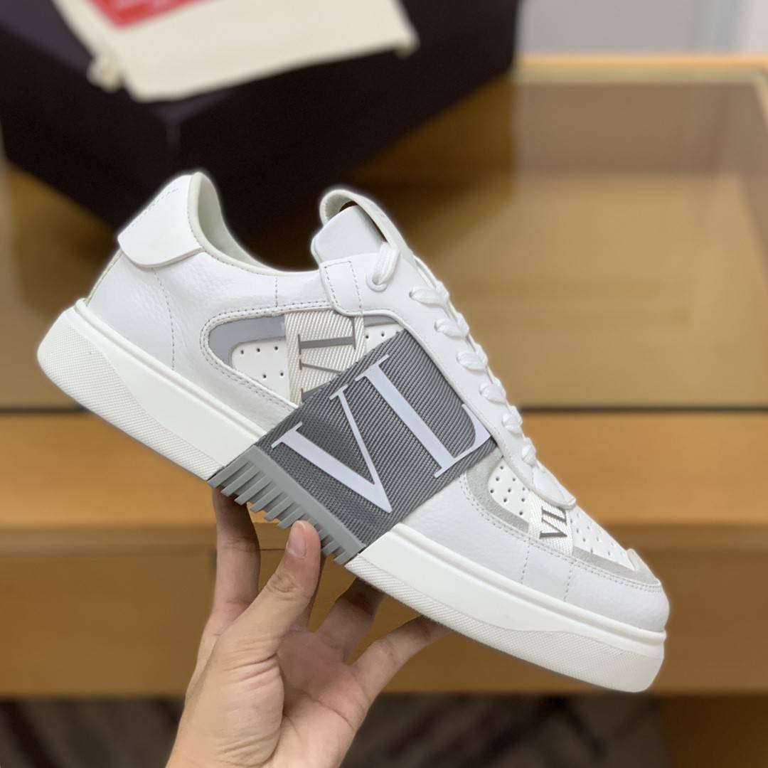 Va1e*ntin0 sneakers