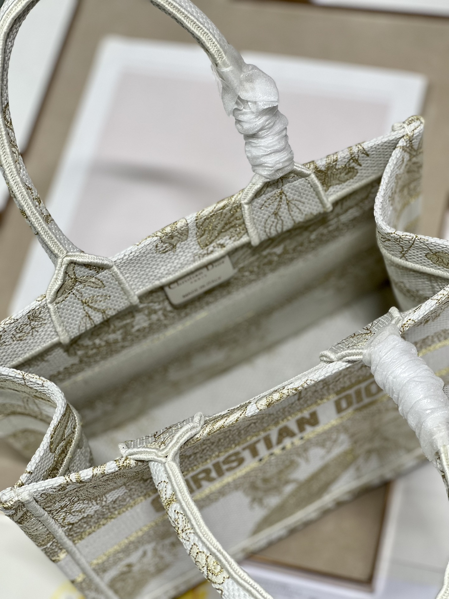 Small D10r Book Tote